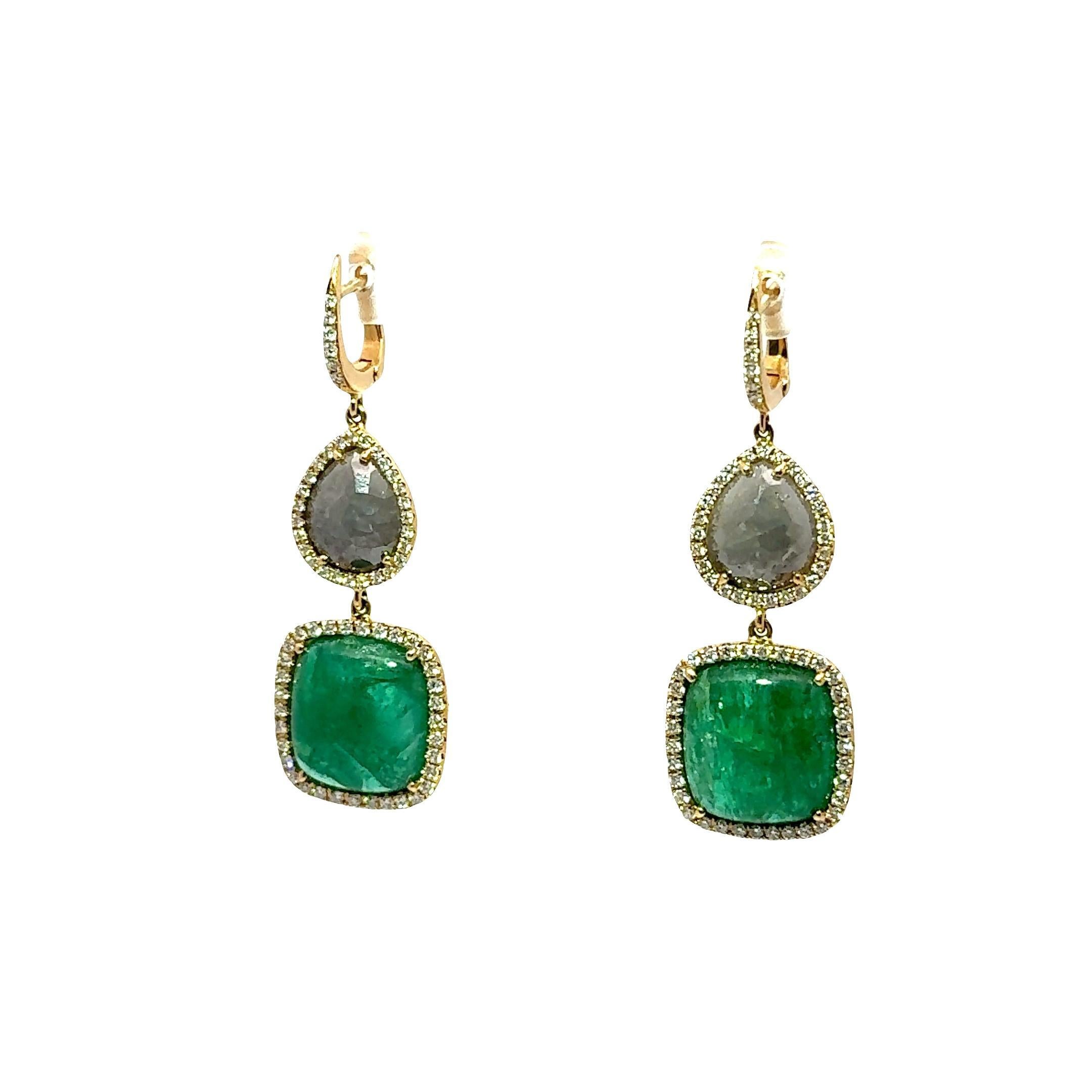 Contemporain Boucles d'oreilles pendantes en or jaune 18k avec émeraude et diamant en vente