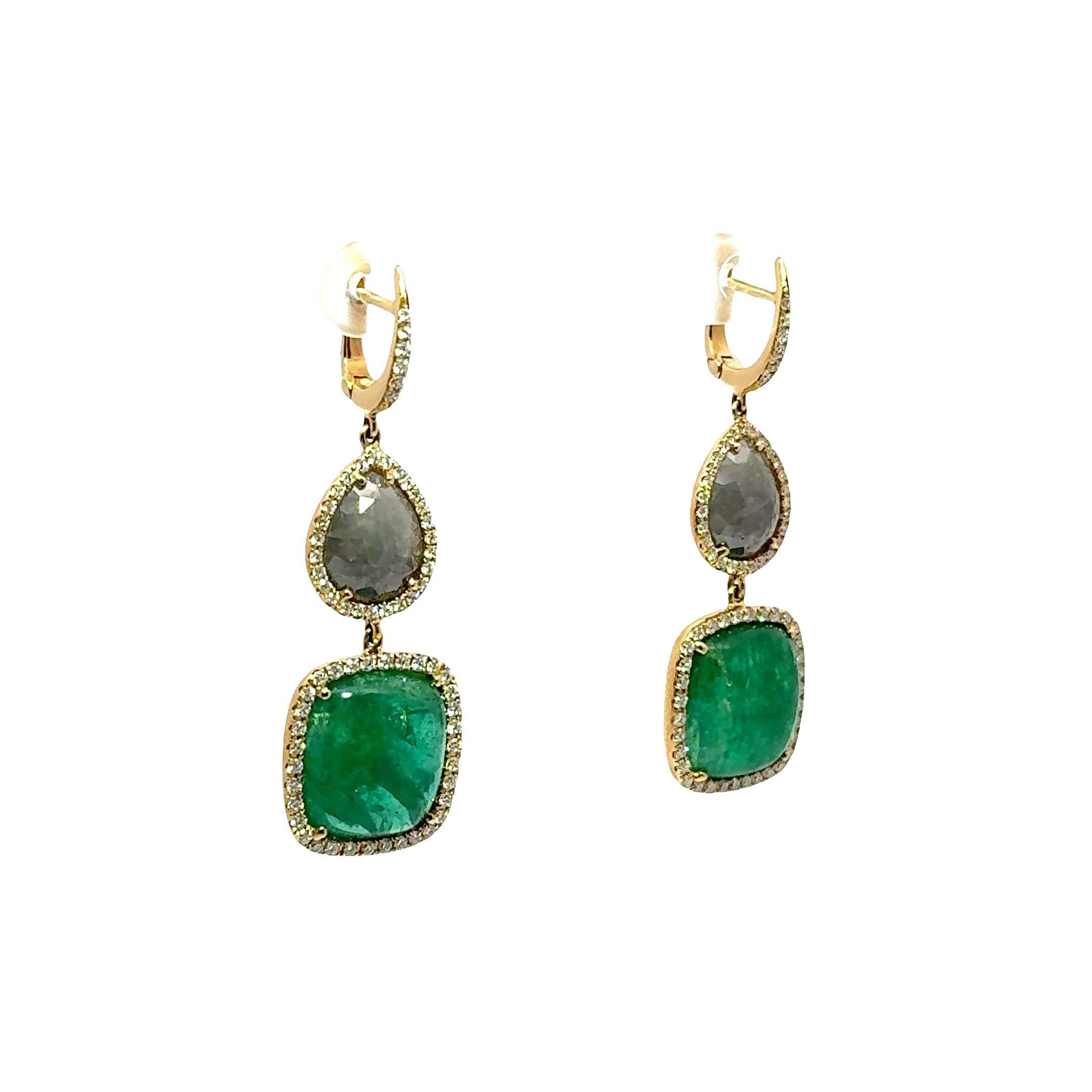 Taille cabochon Boucles d'oreilles pendantes en or jaune 18k avec émeraude et diamant en vente