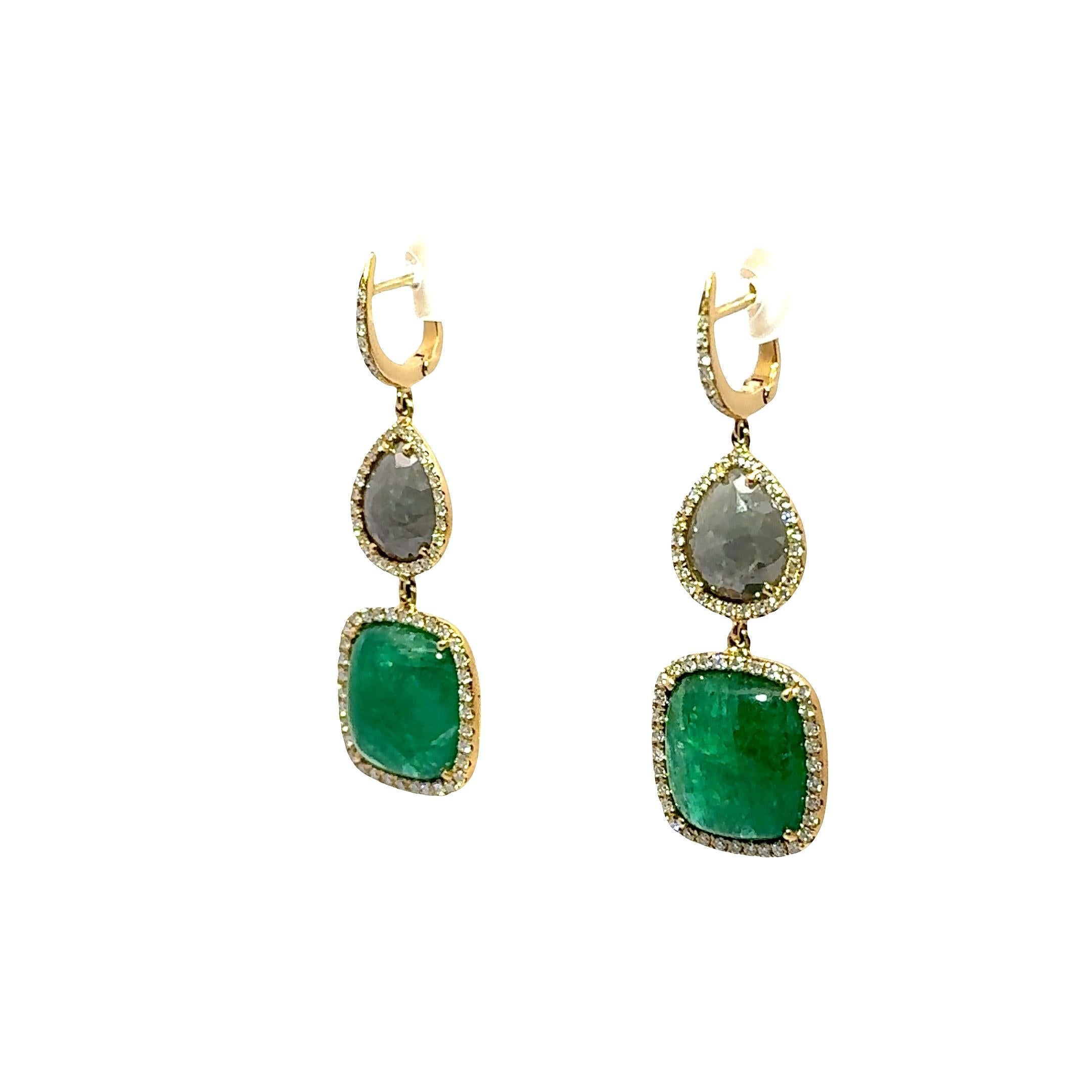 Boucles d'oreilles pendantes en or jaune 18k avec émeraude et diamant Excellent état - En vente à Beverly Hills, CA