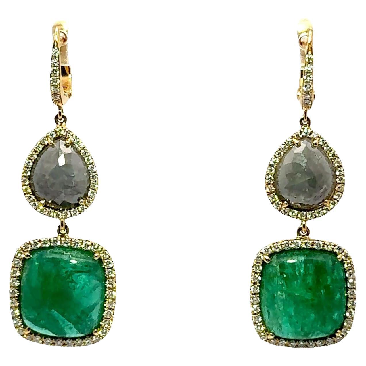 Boucles d'oreilles pendantes en or jaune 18k avec émeraude et diamant en vente