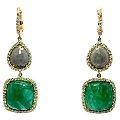 Boucles d'oreilles pendantes en or jaune 18k avec émeraude et diamant