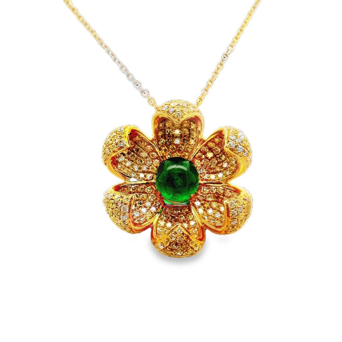 Ce pendentif remarquable met en valeur une émeraude de 1,68 carat taillée en cabochon en son centre, exsudant une riche teinte vert fin. Le pendentif est réalisé en or jaune 18 carats, formant un motif floral à la fois audacieux et élégant. Autour