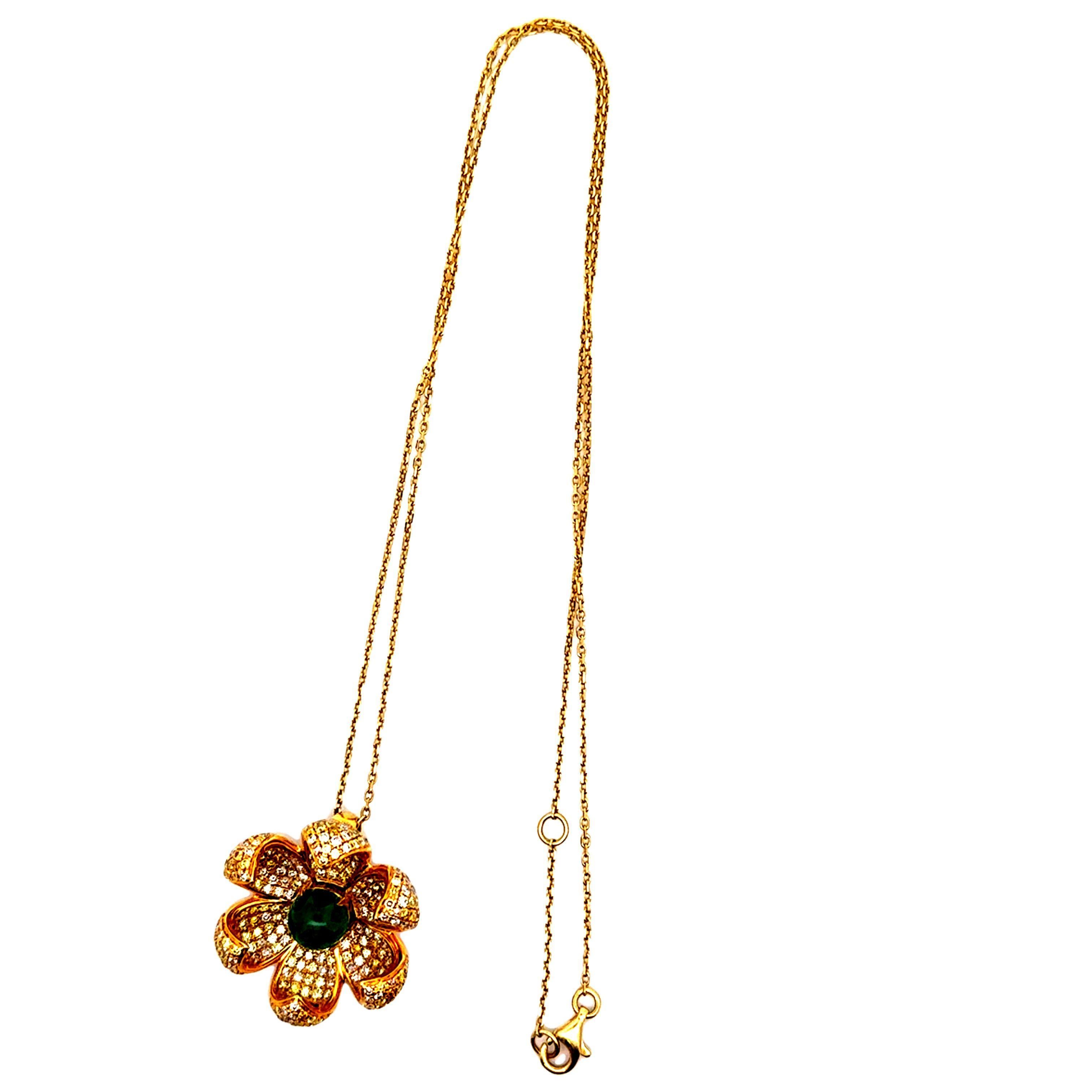 Taille cabochon Chaîne pendentif fleur en or jaune 18k avec émeraude et diamant en vente