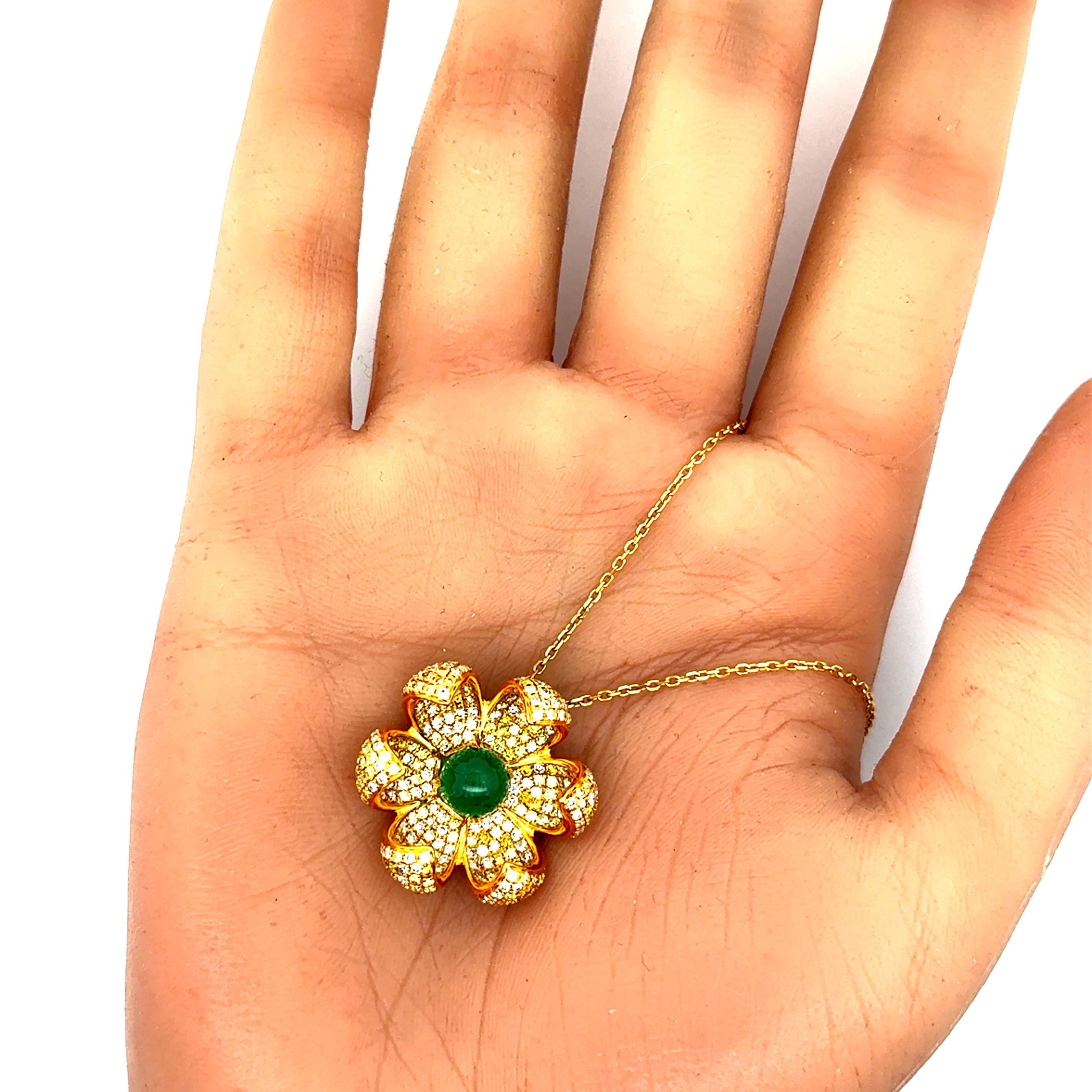 Chaîne pendentif fleur en or jaune 18k avec émeraude et diamant Neuf - En vente à Beverly Hills, CA