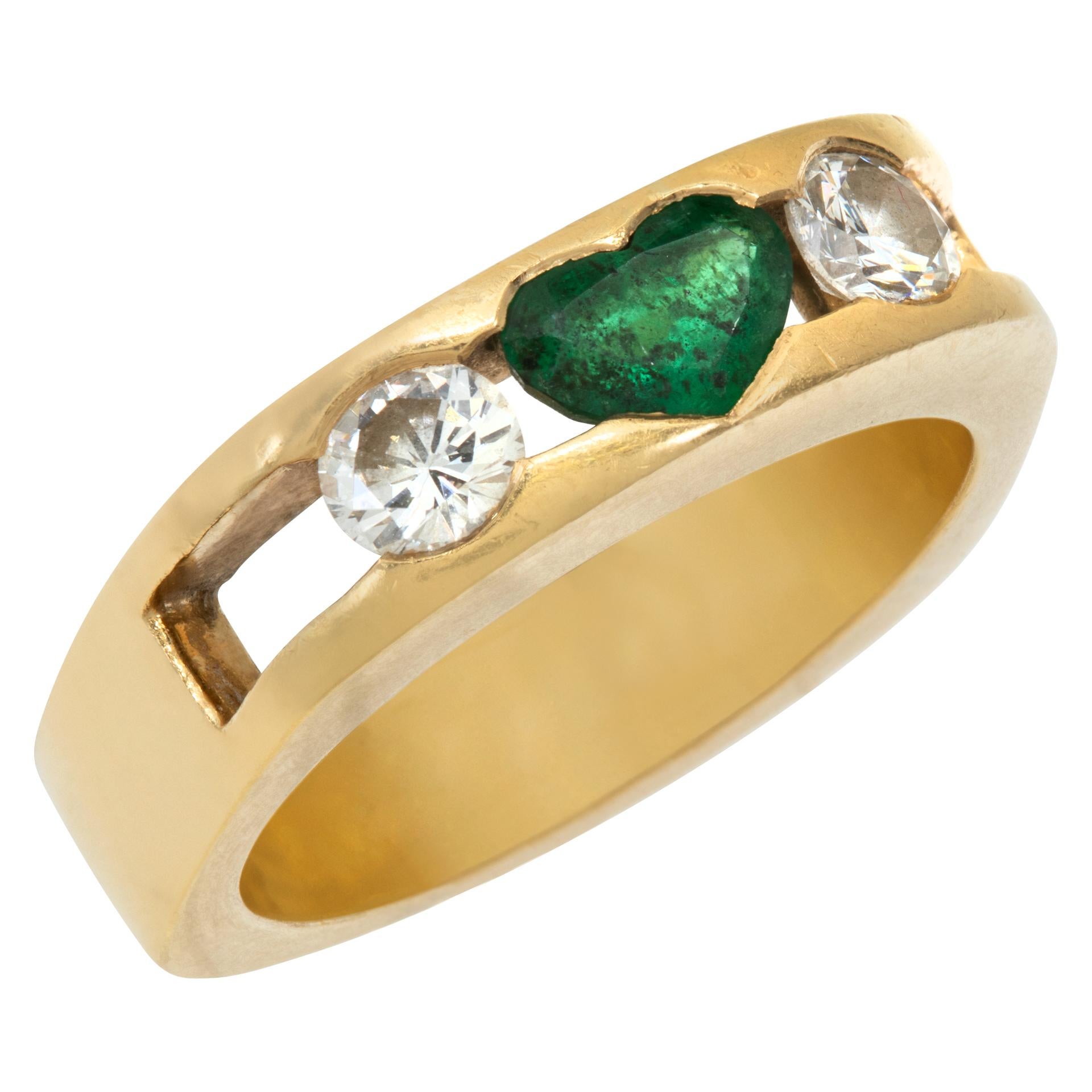 Emerald & diamond 18K yellow gold ring  In Excellent Condition For Sale In Surfside, FL