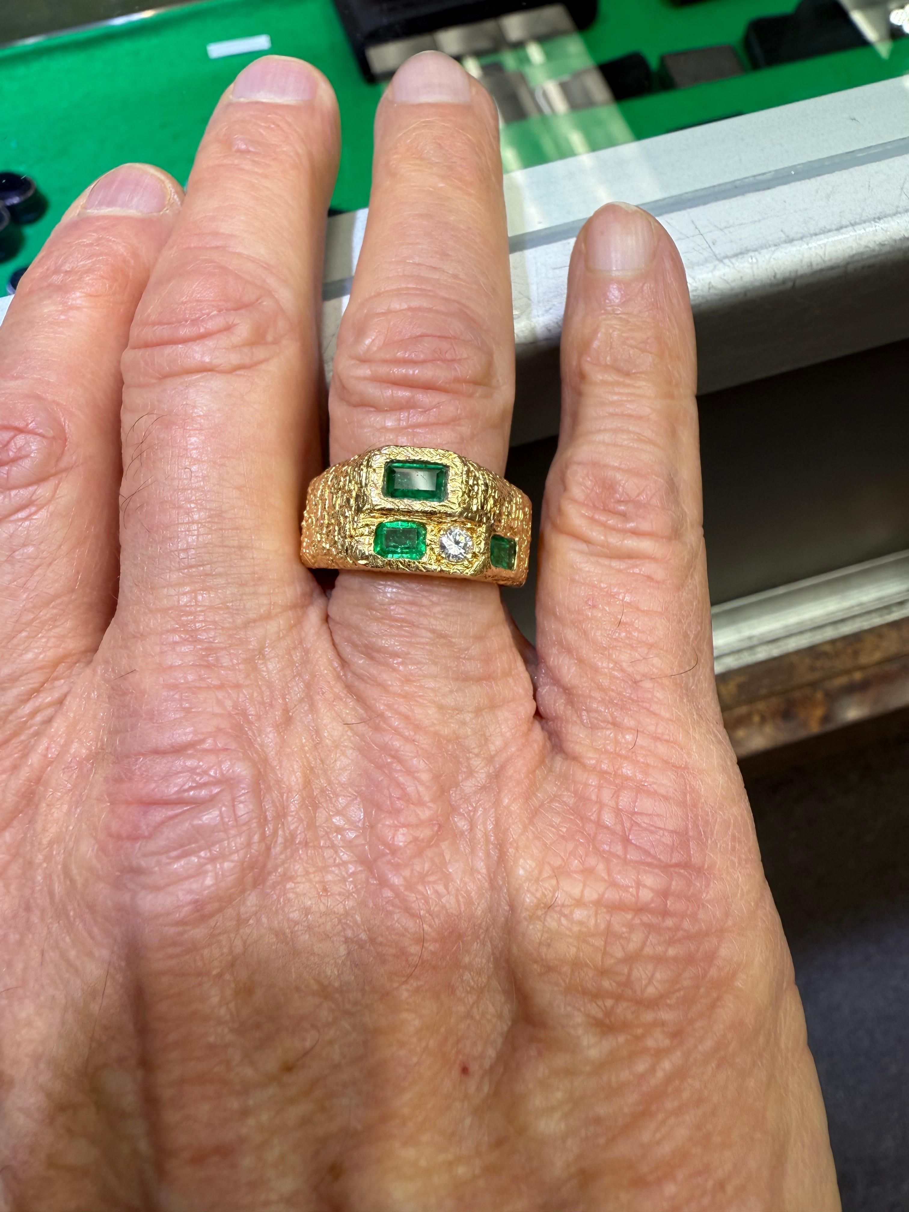 Anello con smeraldo e diamante in oro giallo 18k misura 11,5.

L'anello con 3 smeraldi e 1 diamante in oro giallo 18k, realizzato negli anni '80, misura 11,5.  In questo anello personalizzato sono incastonati 3 smeraldi taglio smeraldo e 1 diamante