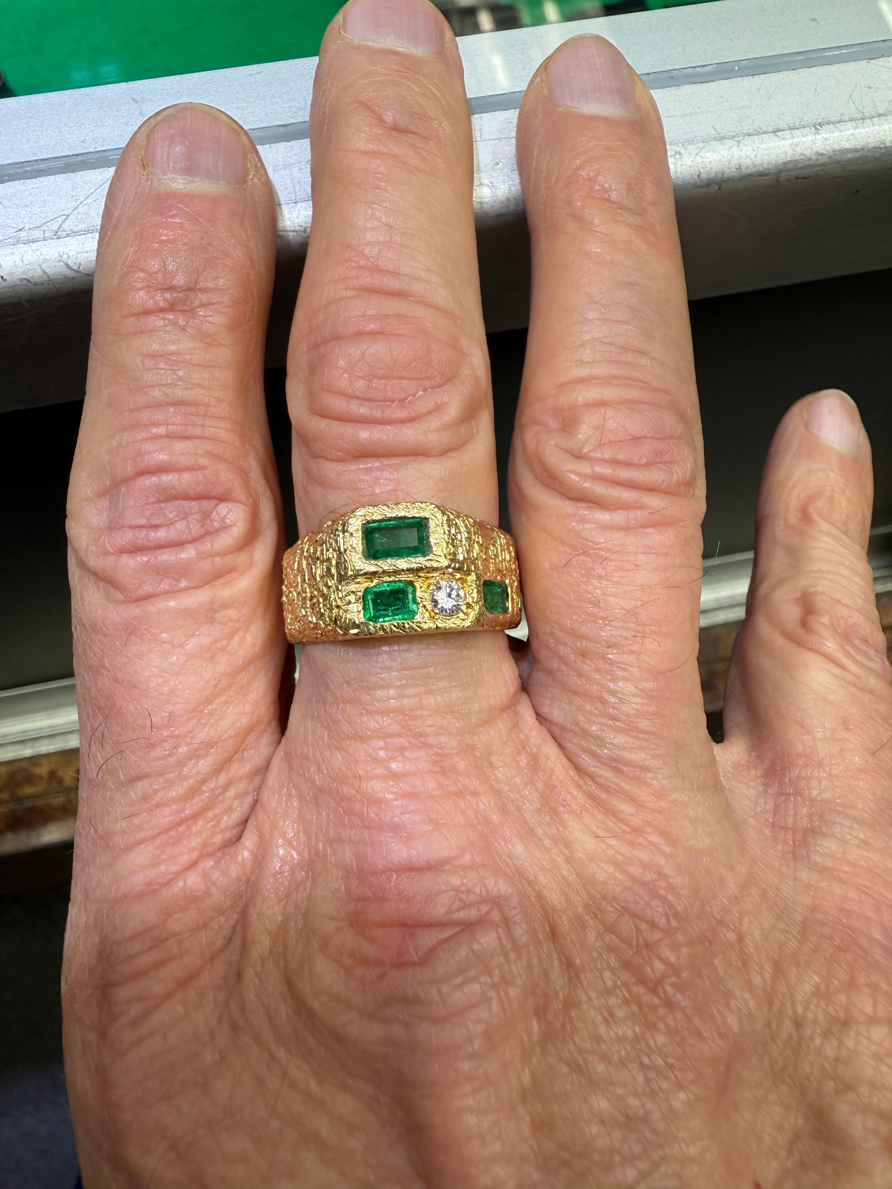 Contemporaneo Anello con diamante smeraldo in oro giallo 18 carati misura 11,5 in vendita