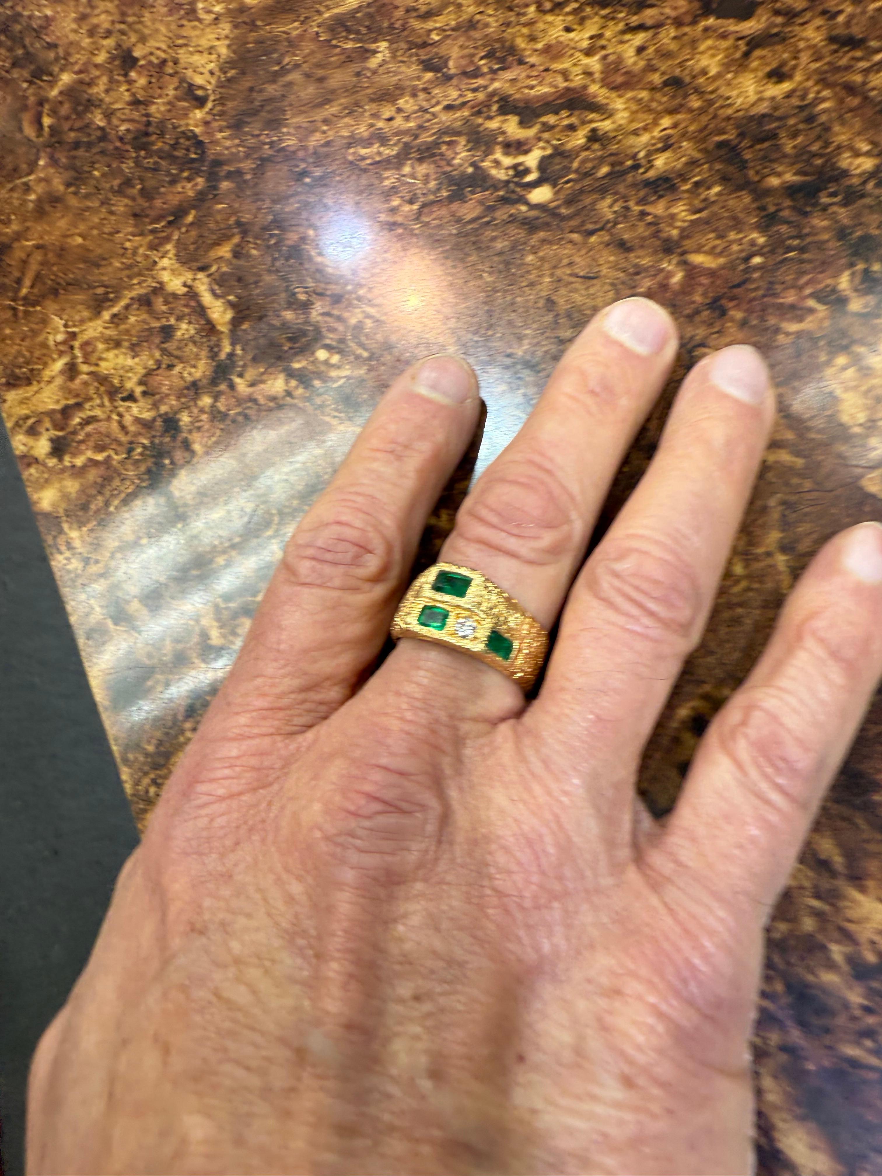 Anello con diamante smeraldo in oro giallo 18 carati misura 11,5 In condizioni buone in vendita a Los Angeles, CA