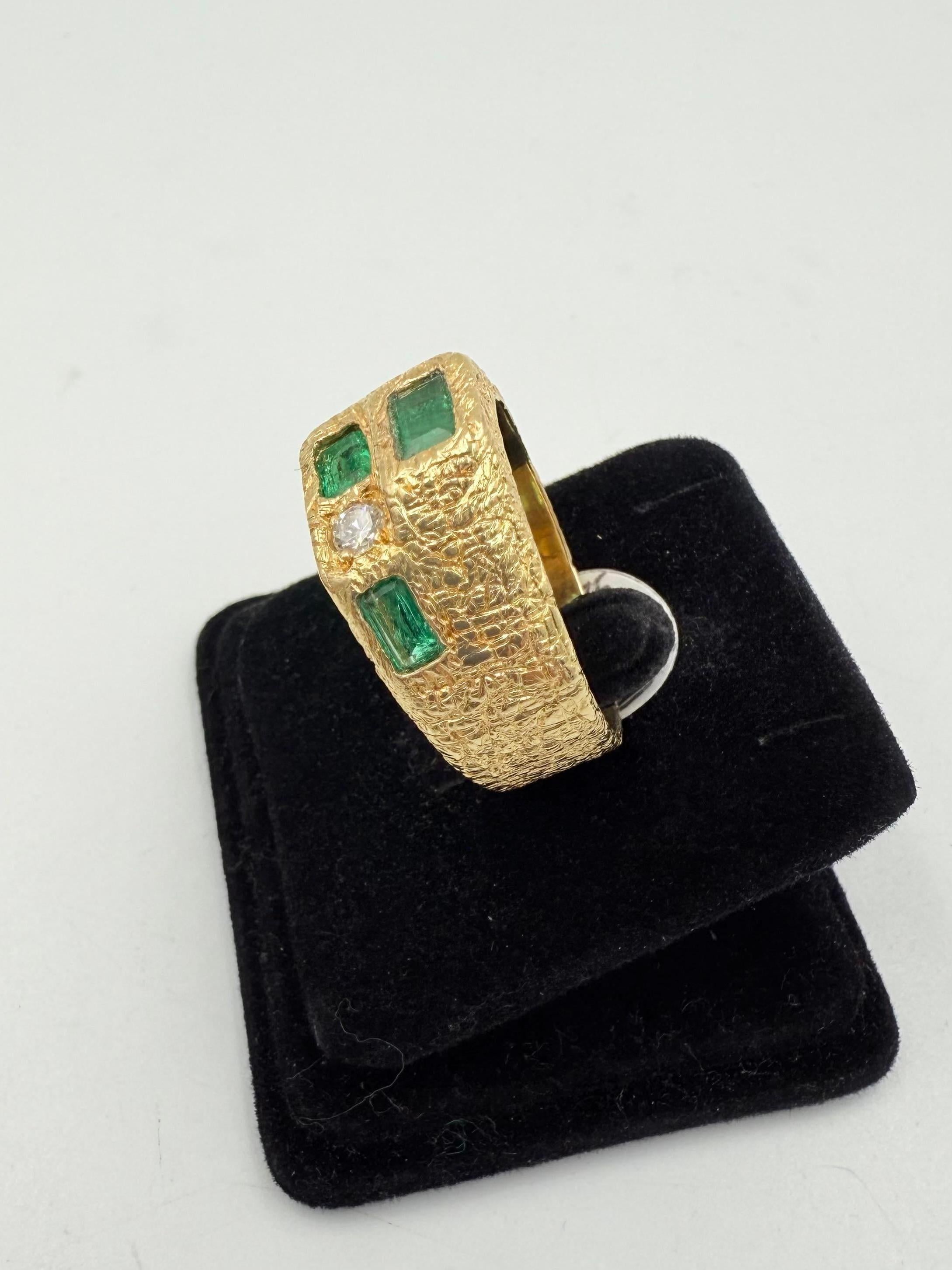 Anello con diamante smeraldo in oro giallo 18 carati misura 11,5 in vendita 1