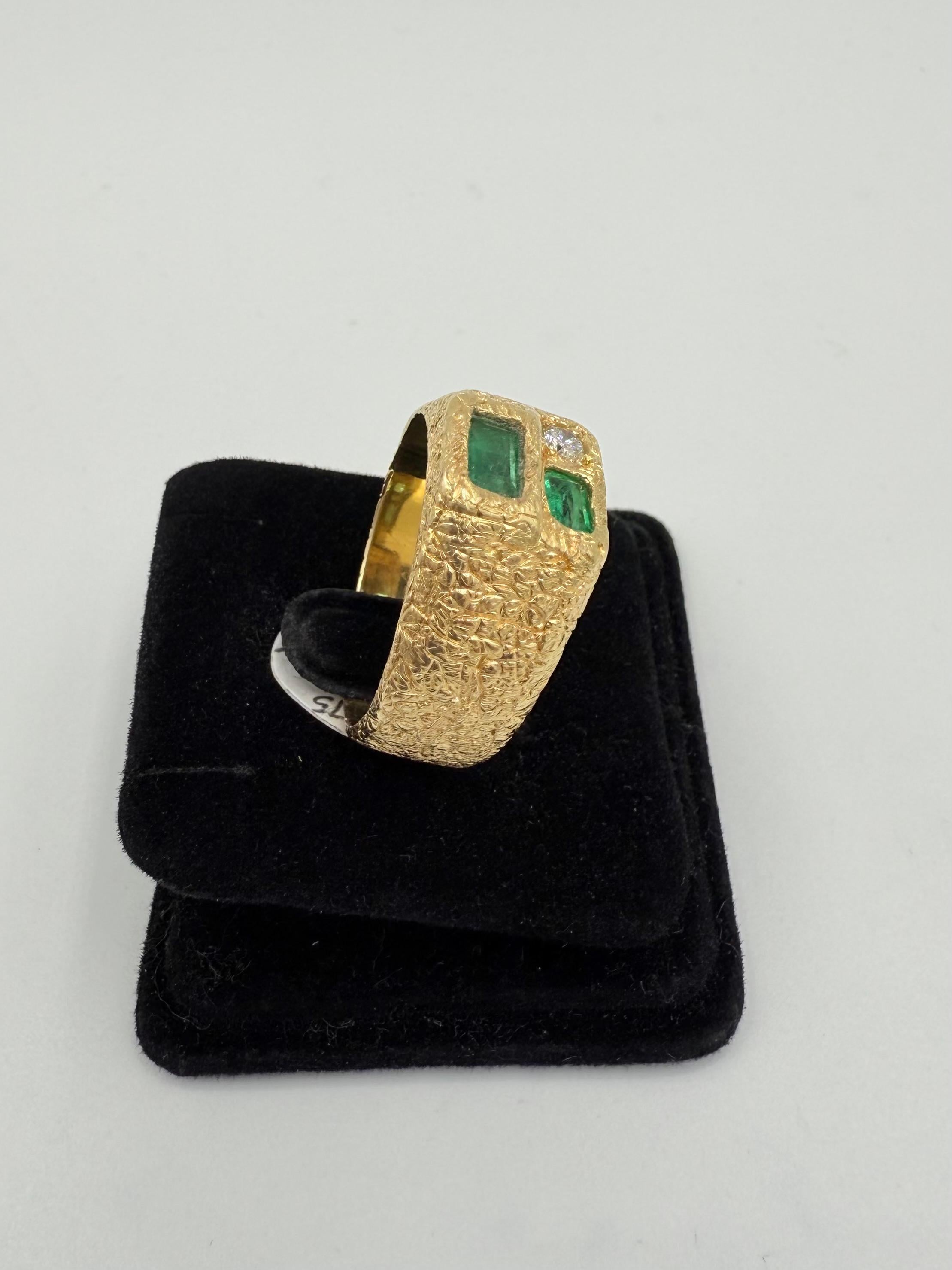 Anello con diamante smeraldo in oro giallo 18 carati misura 11,5 in vendita 2