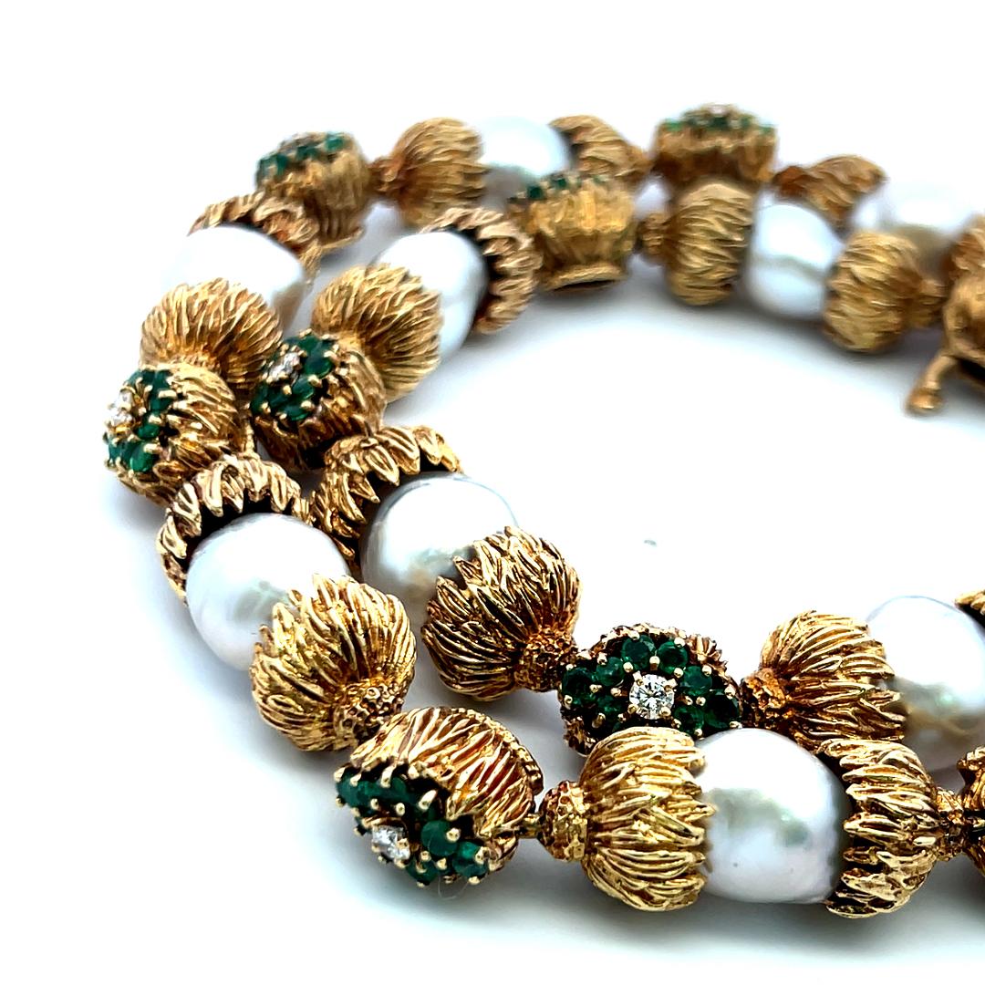 Collier en or jaune 18K composé d'émeraudes, de diamants et de perles de 11 à 14 mm. en vente 5