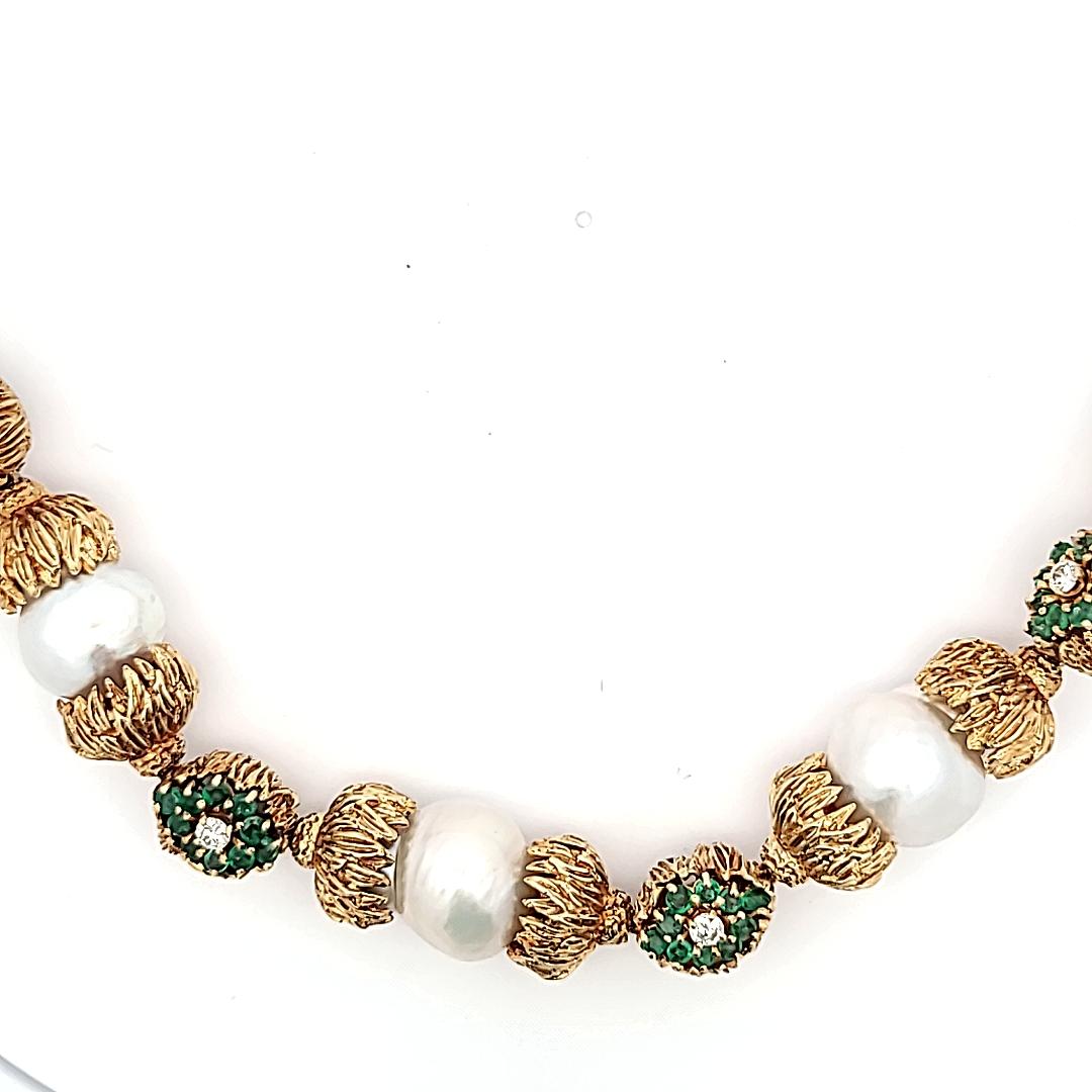 Collier en or jaune 18K composé d'émeraudes, de diamants et de perles de 11 à 14 mm. en vente 6