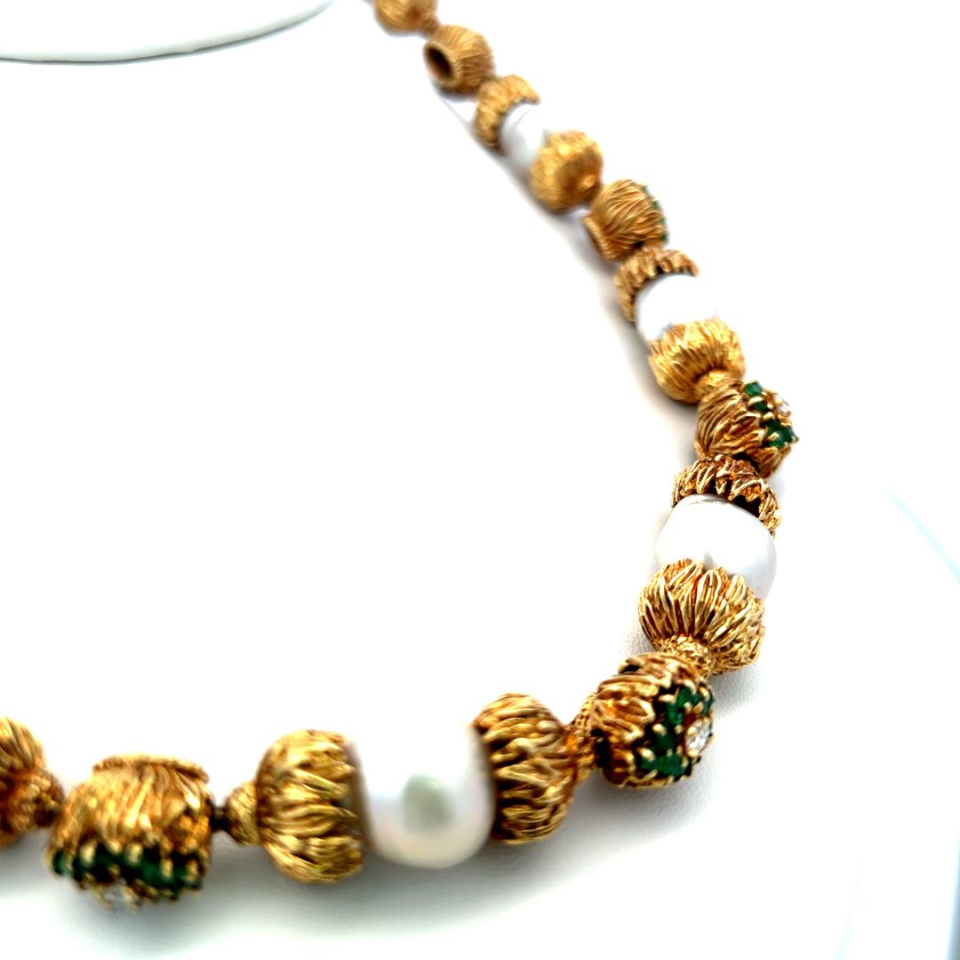 Collier en or jaune 18K composé d'émeraudes, de diamants et de perles de 11 à 14 mm. Pour femmes en vente