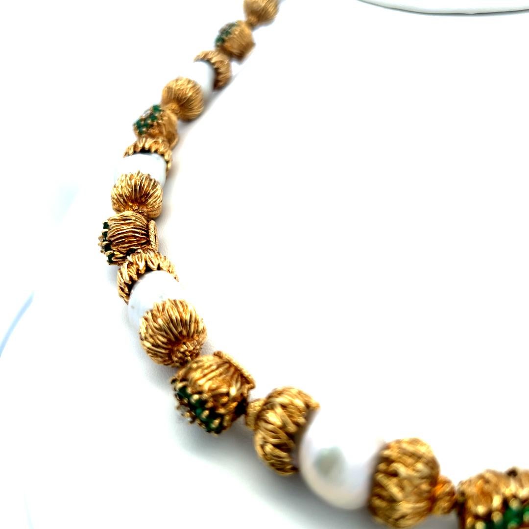 Collier en or jaune 18K composé d'émeraudes, de diamants et de perles de 11 à 14 mm. en vente 1