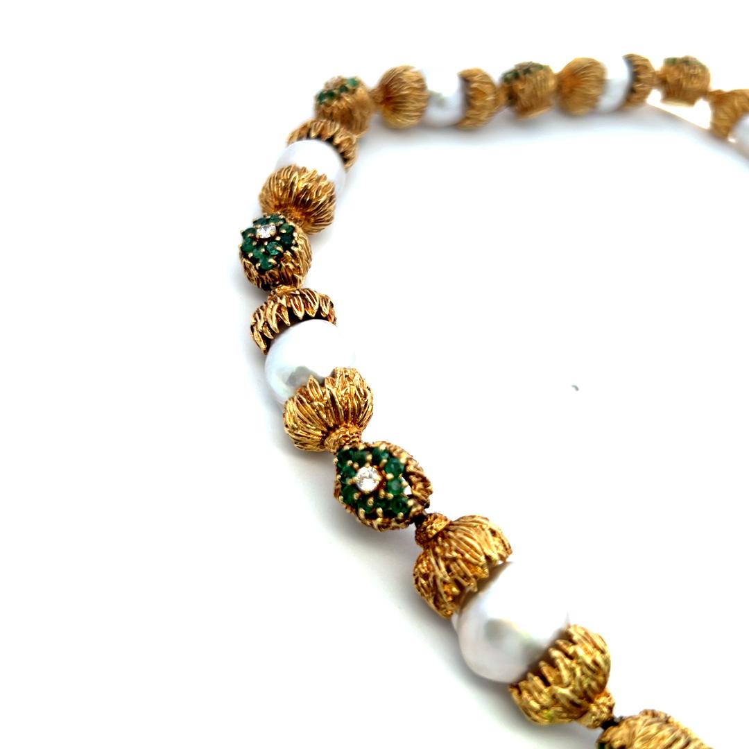 Collier en or jaune 18K composé d'émeraudes, de diamants et de perles de 11 à 14 mm. en vente 2