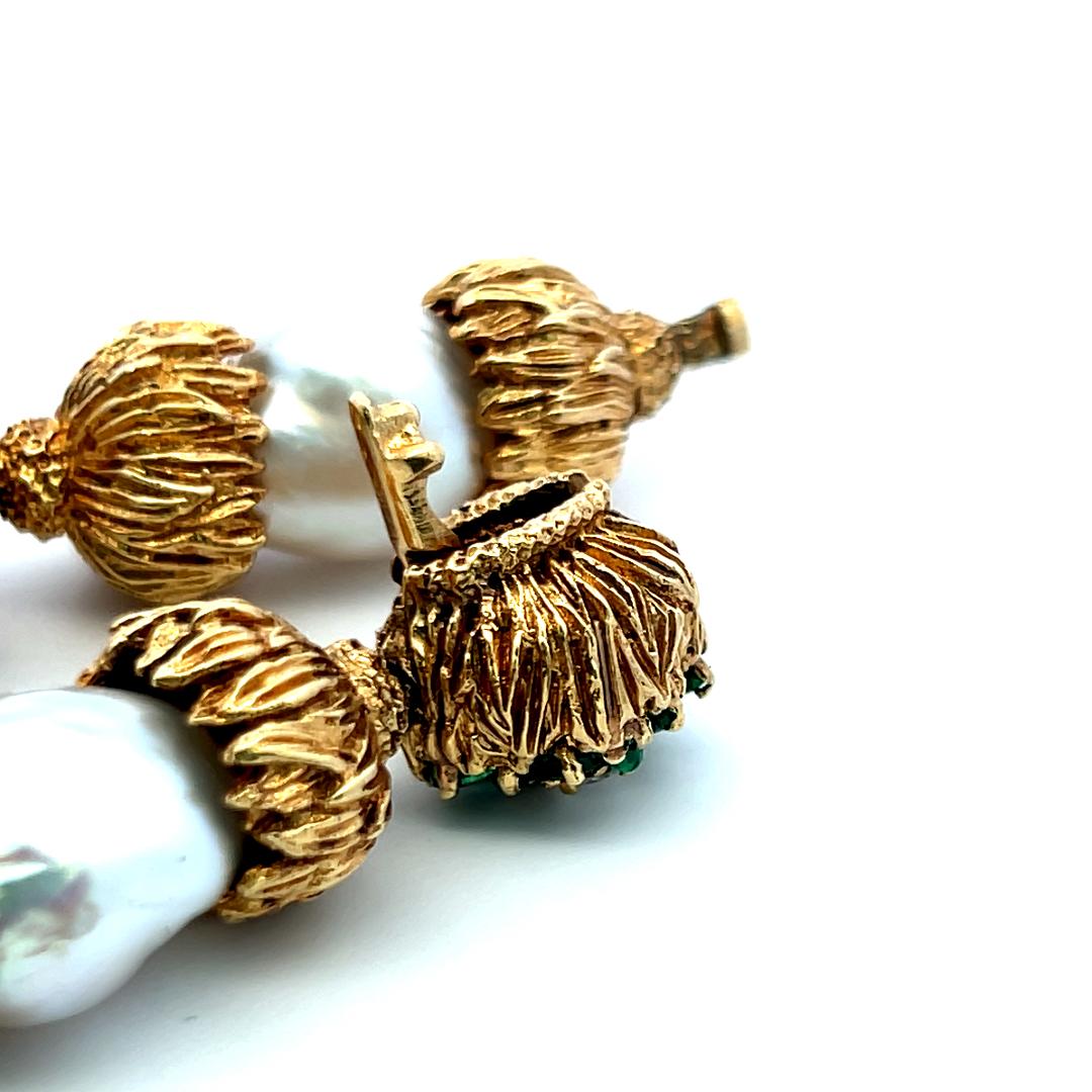 Collier en or jaune 18K composé d'émeraudes, de diamants et de perles de 11 à 14 mm. en vente 3