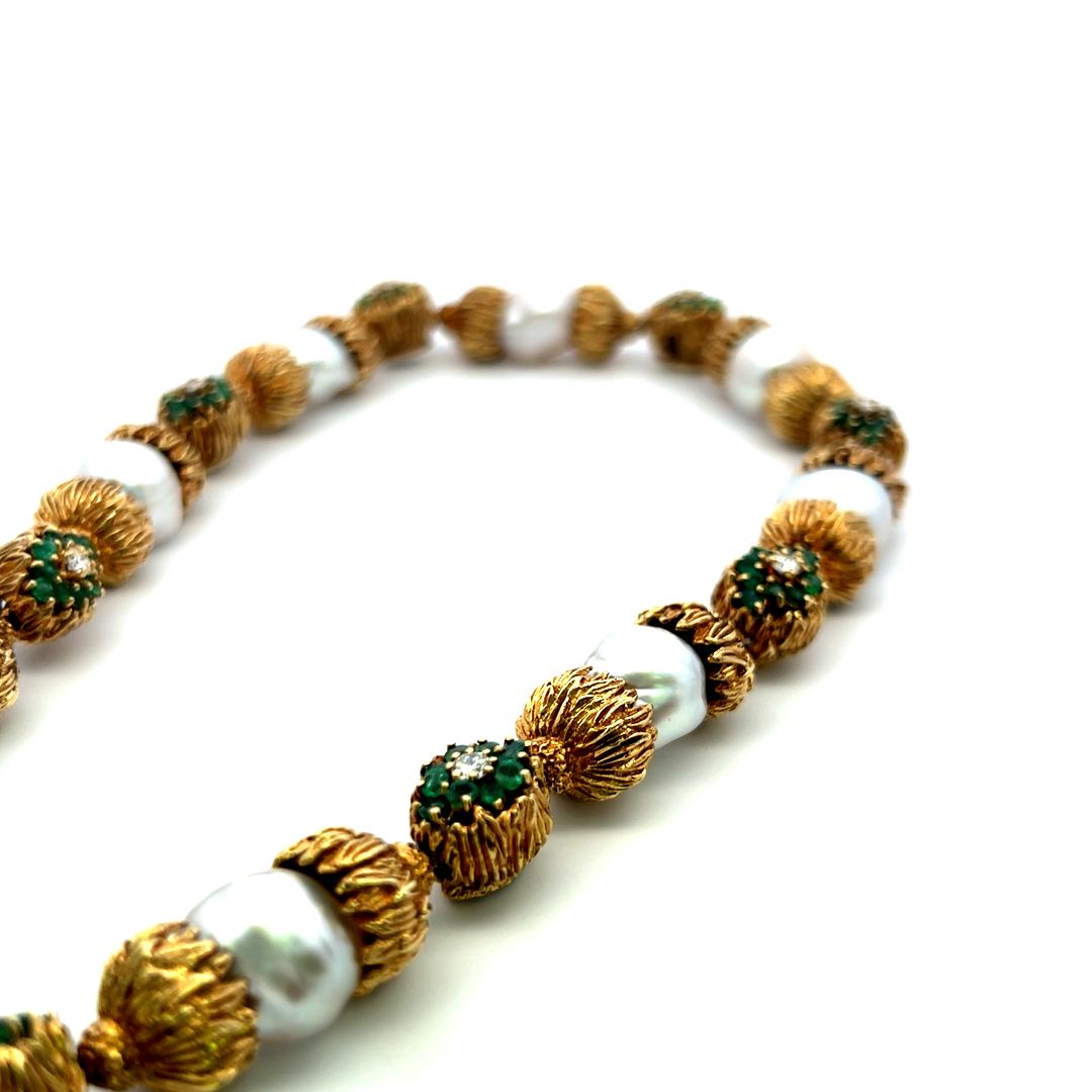 Collier en or jaune 18K composé d'émeraudes, de diamants et de perles de 11 à 14 mm. en vente 4