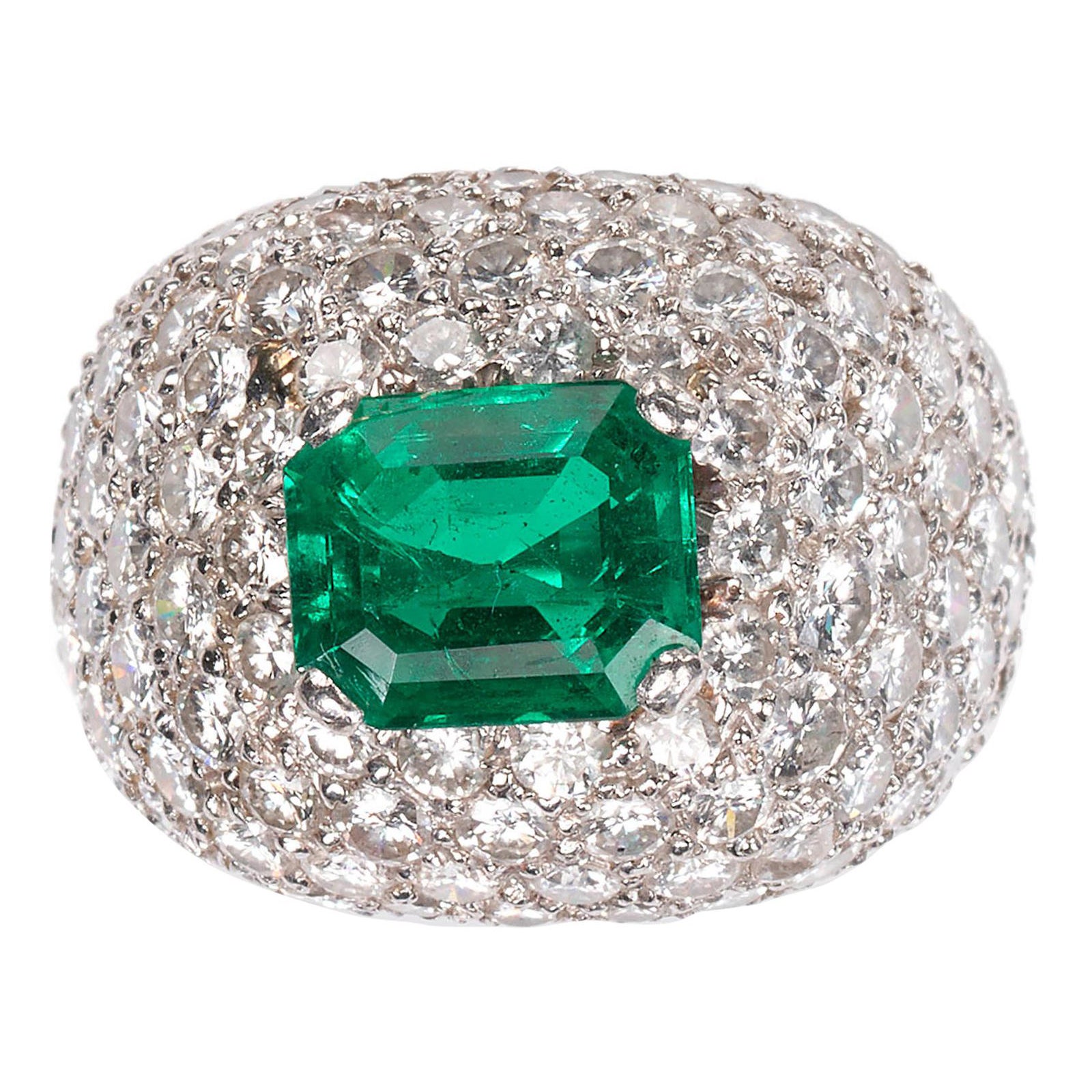 Bague bombée en émeraude, diamant et or blanc 18 carats