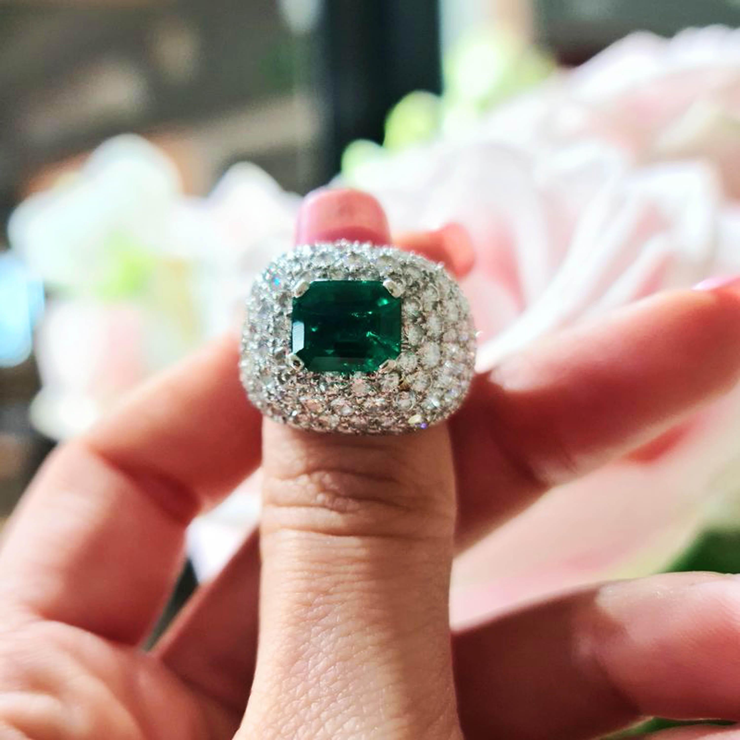 Bombé-Cluster-Ring aus Smaragd, Diamant und 18 Karat Weißgold (Smaragdschliff) im Angebot
