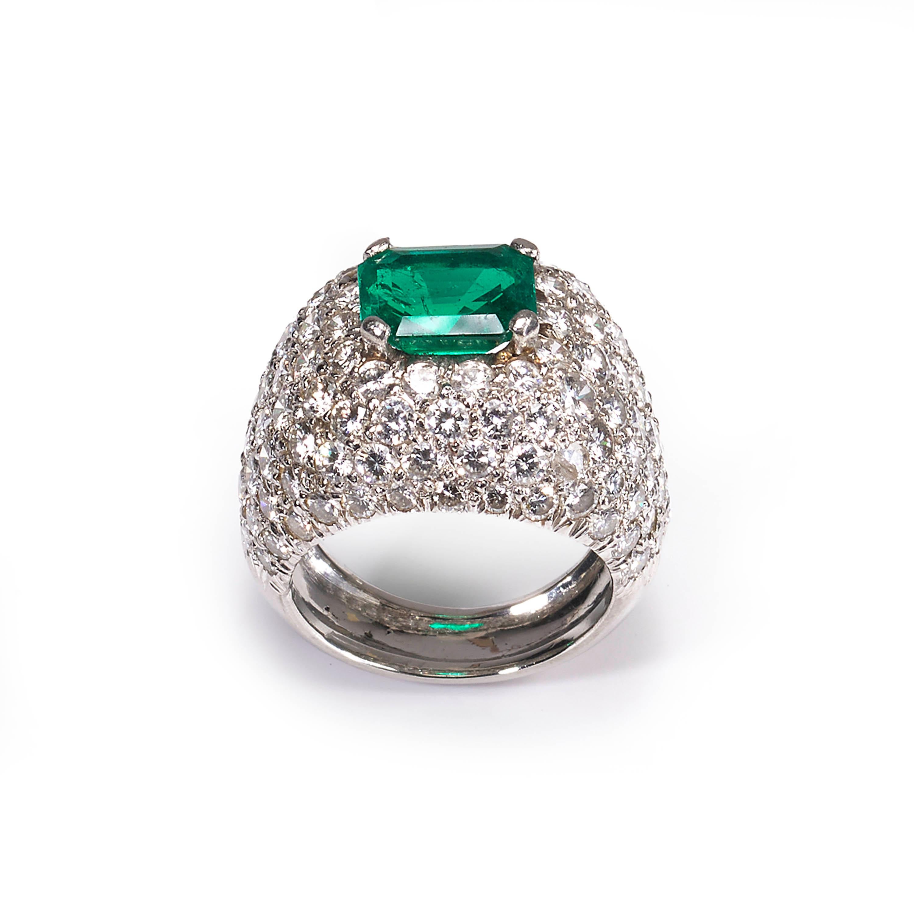 Bombé-Cluster-Ring aus Smaragd, Diamant und 18 Karat Weißgold im Zustand „Gut“ im Angebot in London, GB
