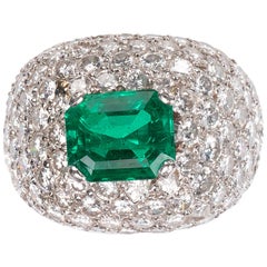 Anillo en racimo de esmeraldas, diamantes y oro blanco de 18 ct Bombé