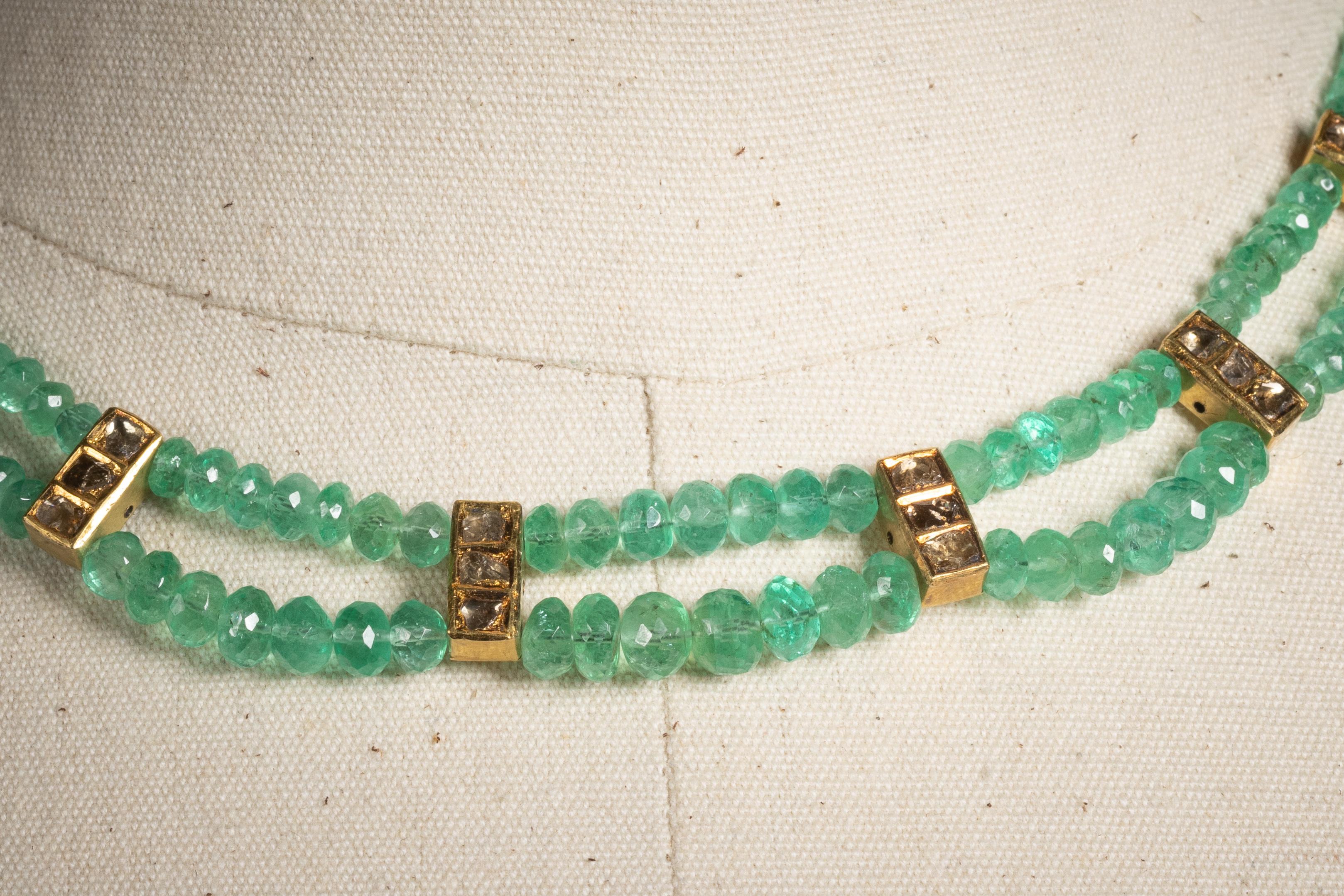 Due file di perle di smeraldo colombiano sfaccettato compongono questa collana con distanziatori in oro 22K con diamanti rosati e diamanti rosati con smalto Kundan all'altezza della clavicola.  è rifinito sul retro con una catena aperta in oro 22