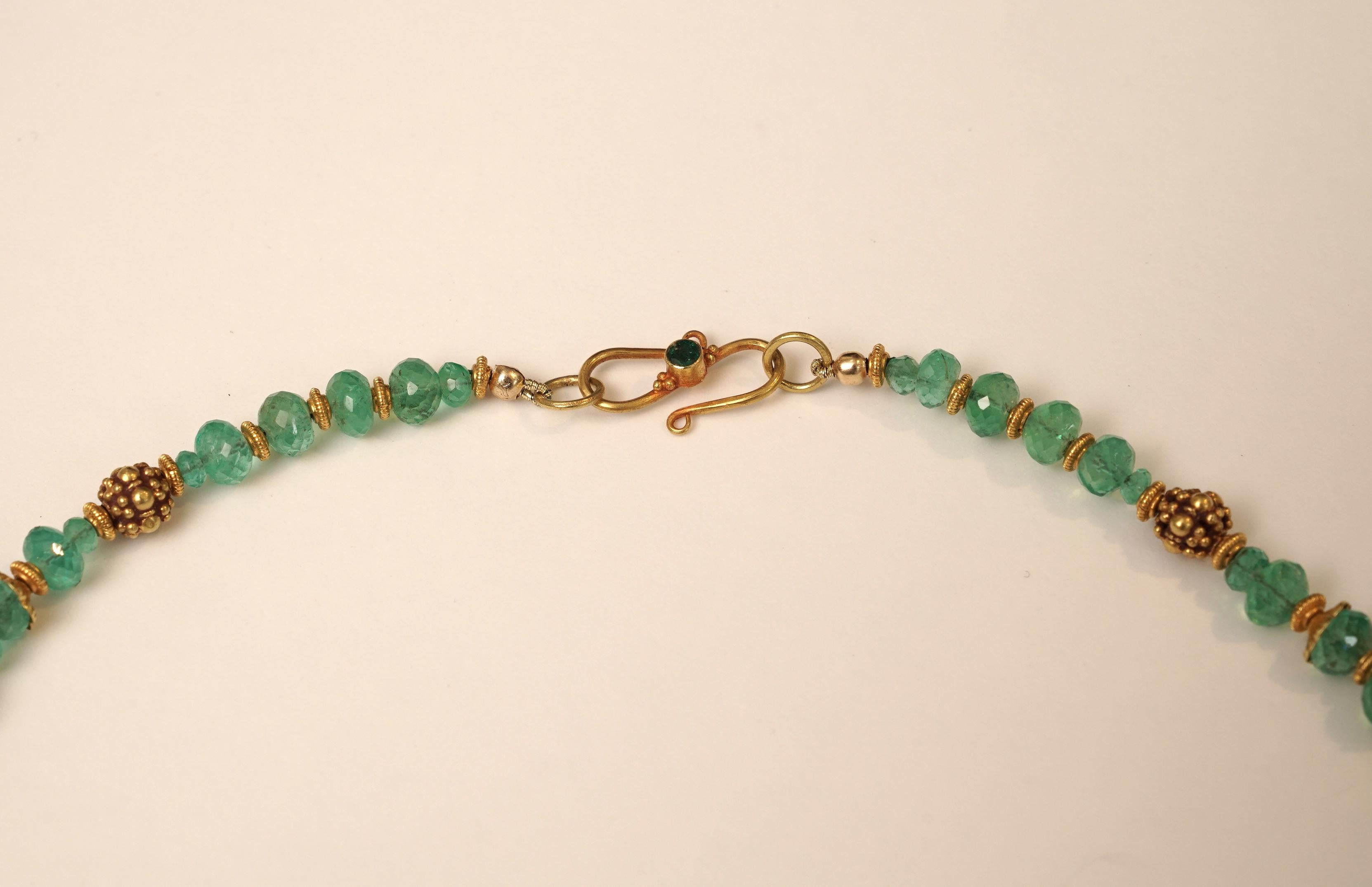 Collier à pendentifs en émeraude, diamant et or 22 carats de Deborah Lockhart Phillips Bon état - En vente à Nantucket, MA