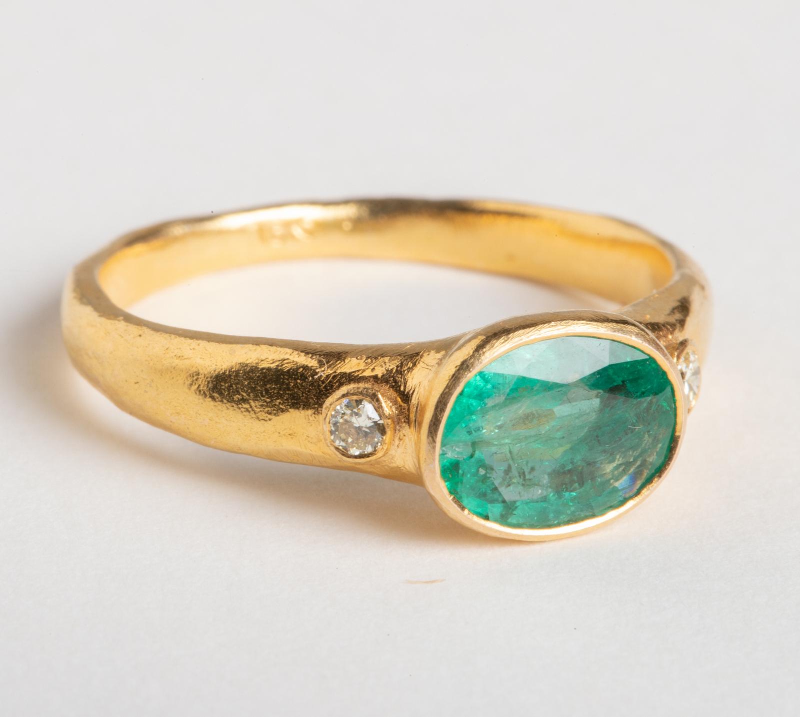 Ring aus 22 Karat Gold mit Smaragd, Diamant (Ovalschliff)