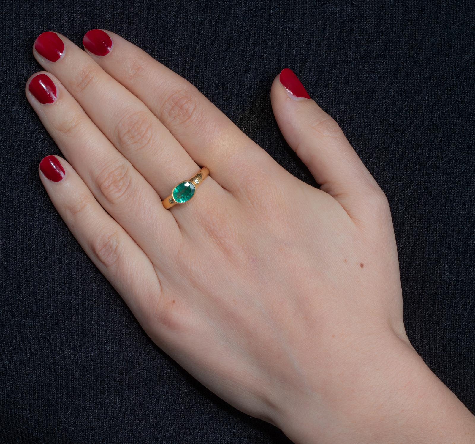 Ring aus 22 Karat Gold mit Smaragd, Diamant im Zustand „Hervorragend“ in Nantucket, MA