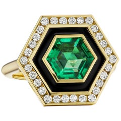 Bague de la série musée hexagonale en or jaune 18 carats, émeraude, diamant et émail