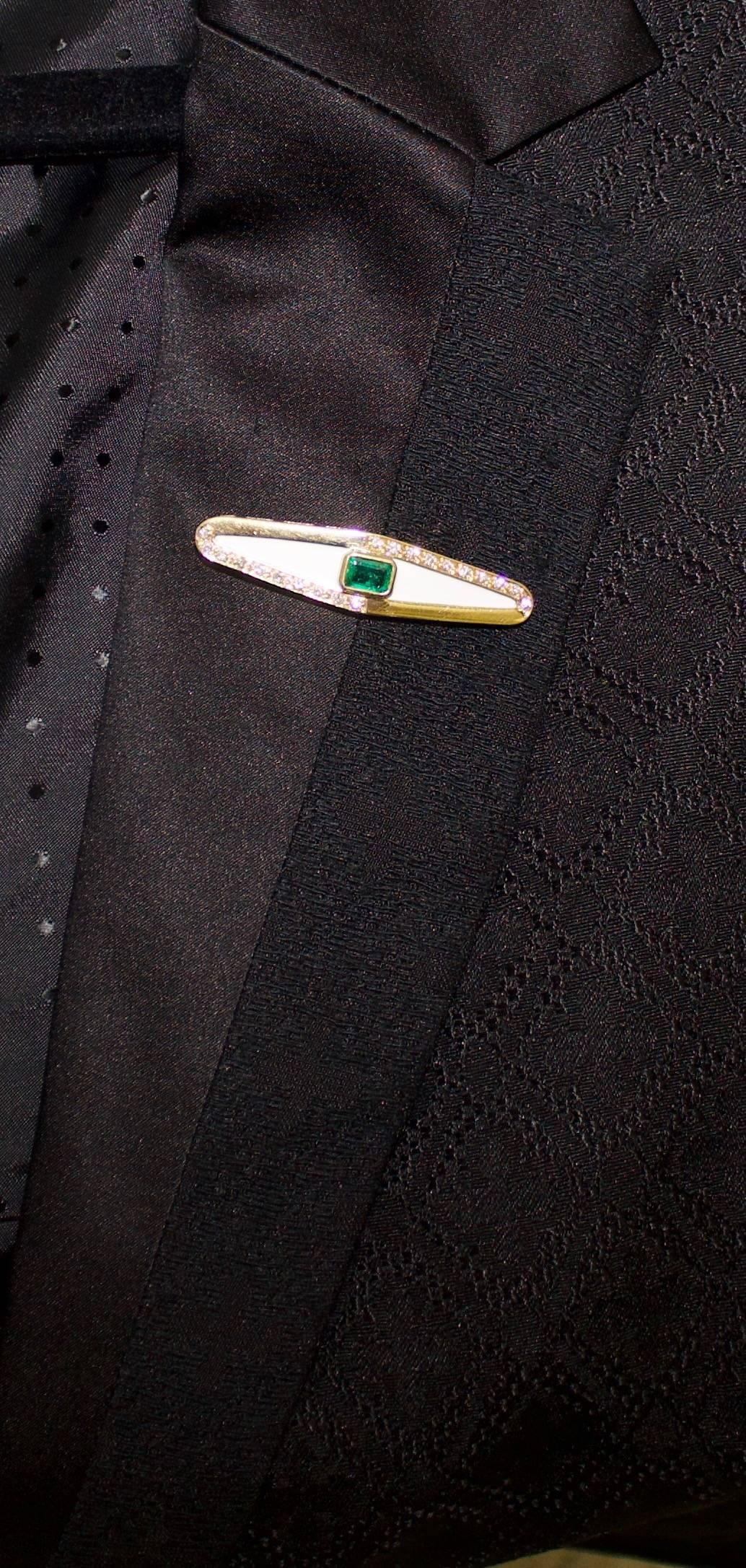 Moderne Smaragd-Diamant- und Emaille-Brosche „Lovari“ für Damen oder Herren im Angebot