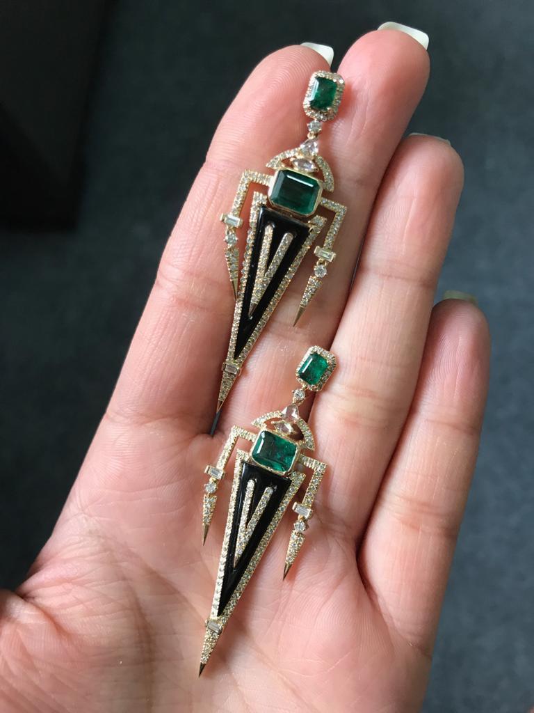 Ohrhänger aus 18 Karat Gelbgold mit Smaragd, Diamant und Onyx (Art déco)