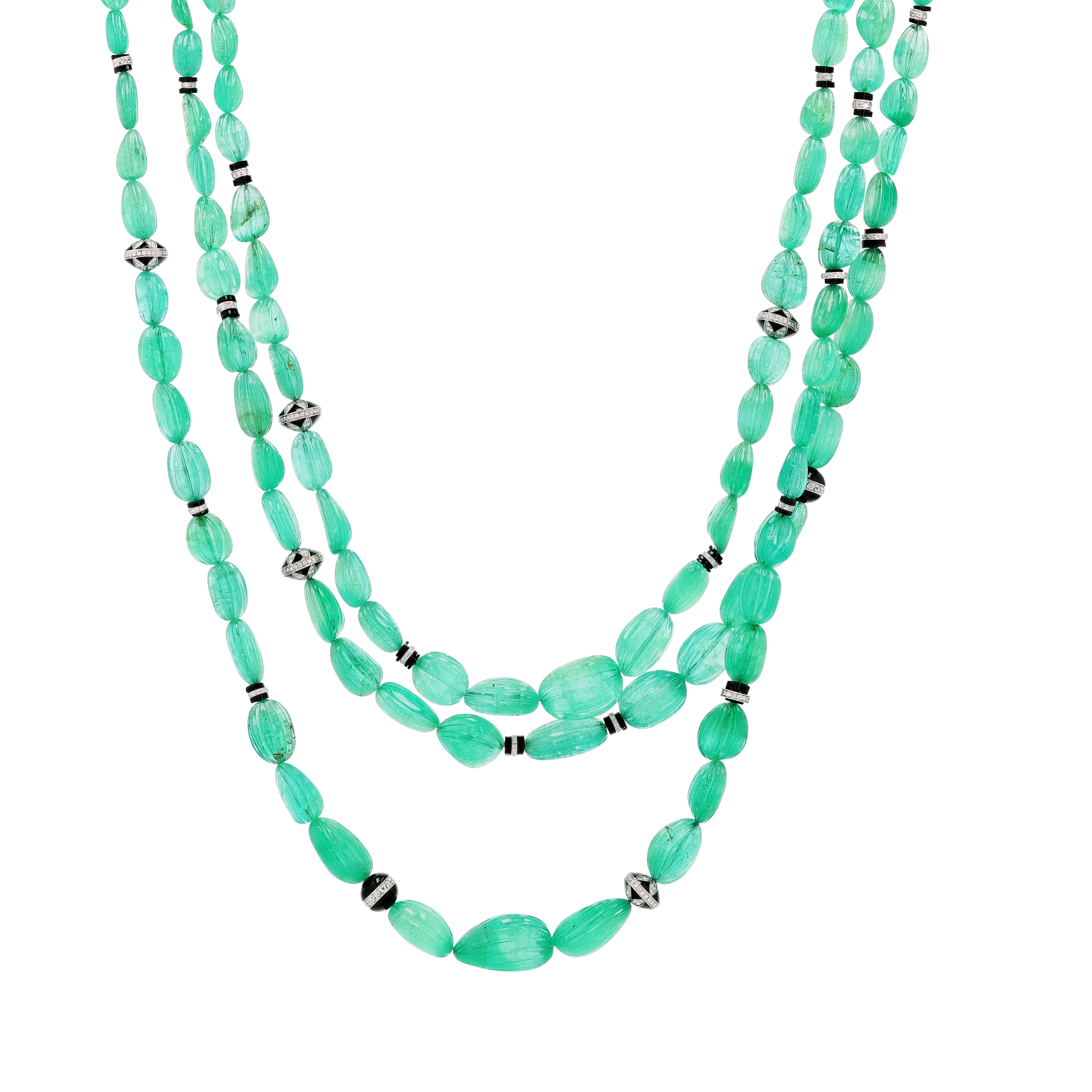 Cabochon Collana di smeraldi, diamanti e onice a tre file di perline in vendita