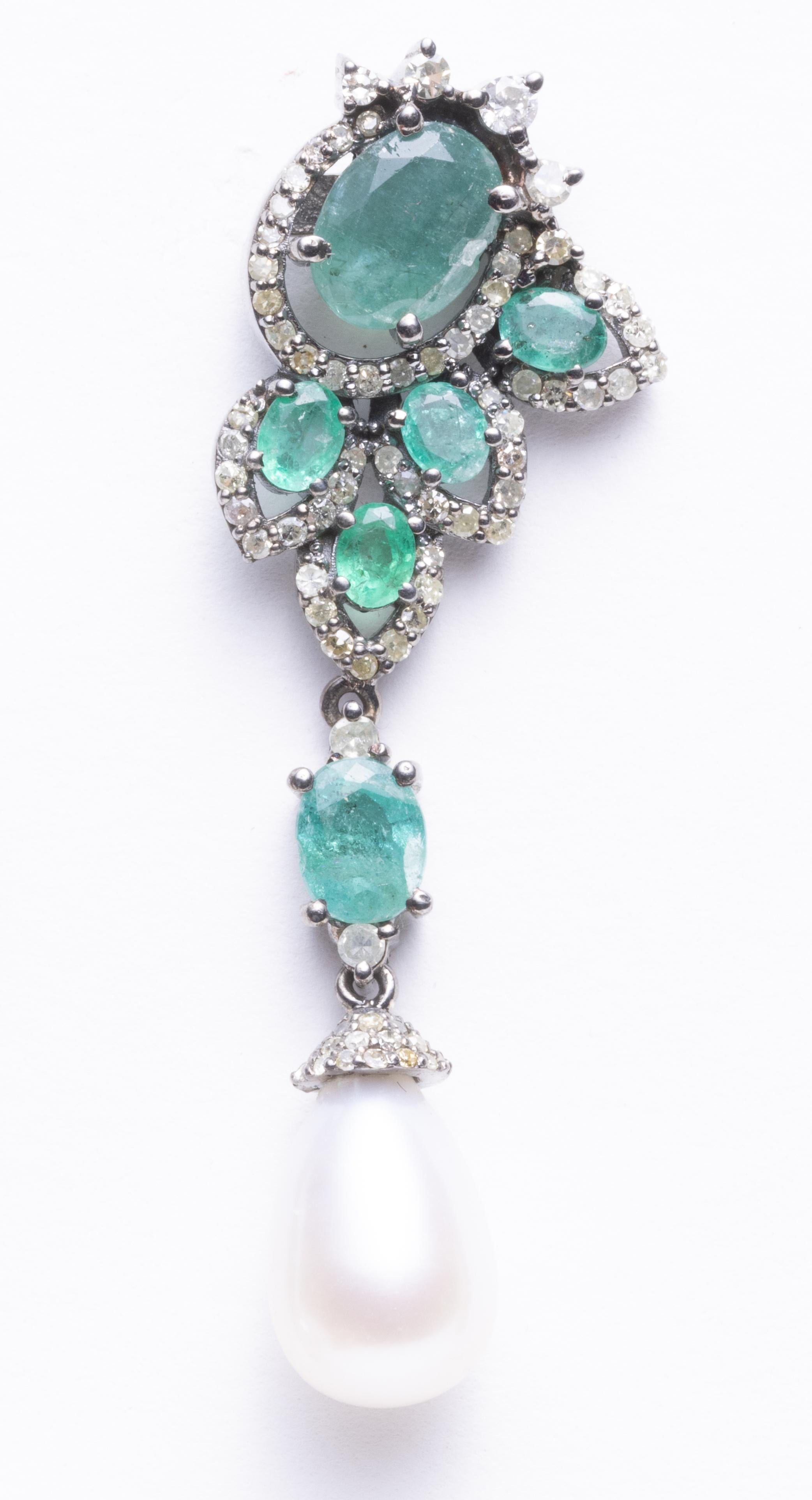 Ein Paar reizende Kronleuchter-Ohrringe mit ovalen Büscheln aus facettierten Smaragden mit runden Diamanten im Brillantschliff und einer birnenförmigen Perle am unteren Ende mit Diamantkappen.  Aus oxidiertem Sterlingsilber mit 18-karätigen
