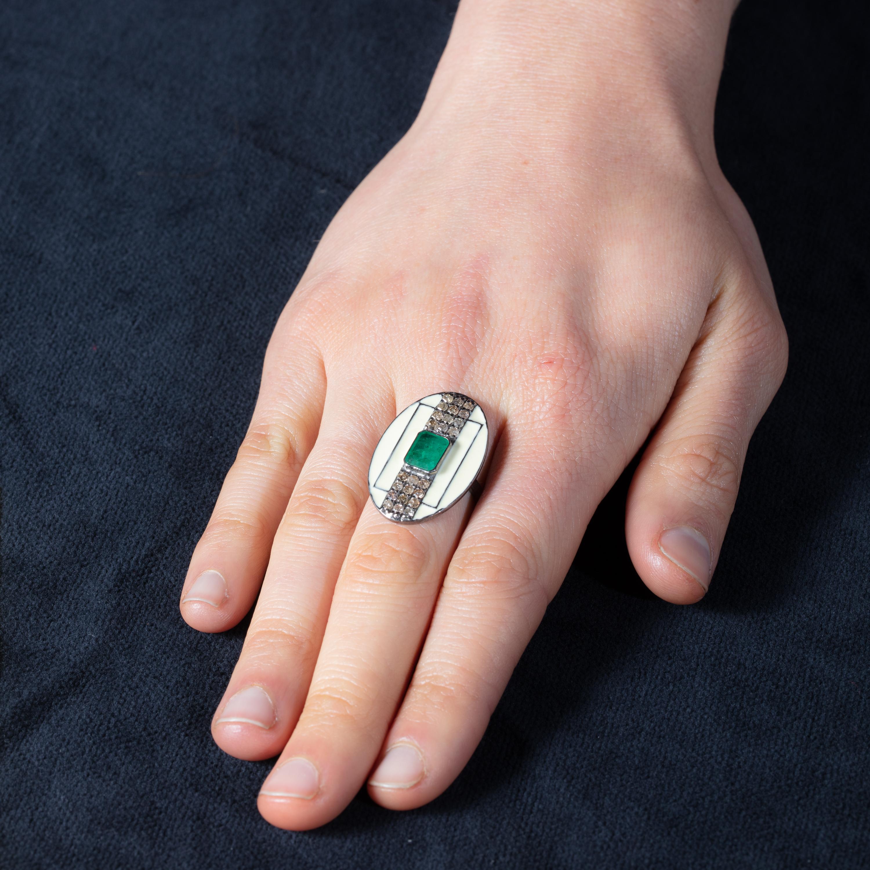 Cocktail-Ring mit Smaragd, Diamant und weißer Emaille (Smaragdschliff) im Angebot