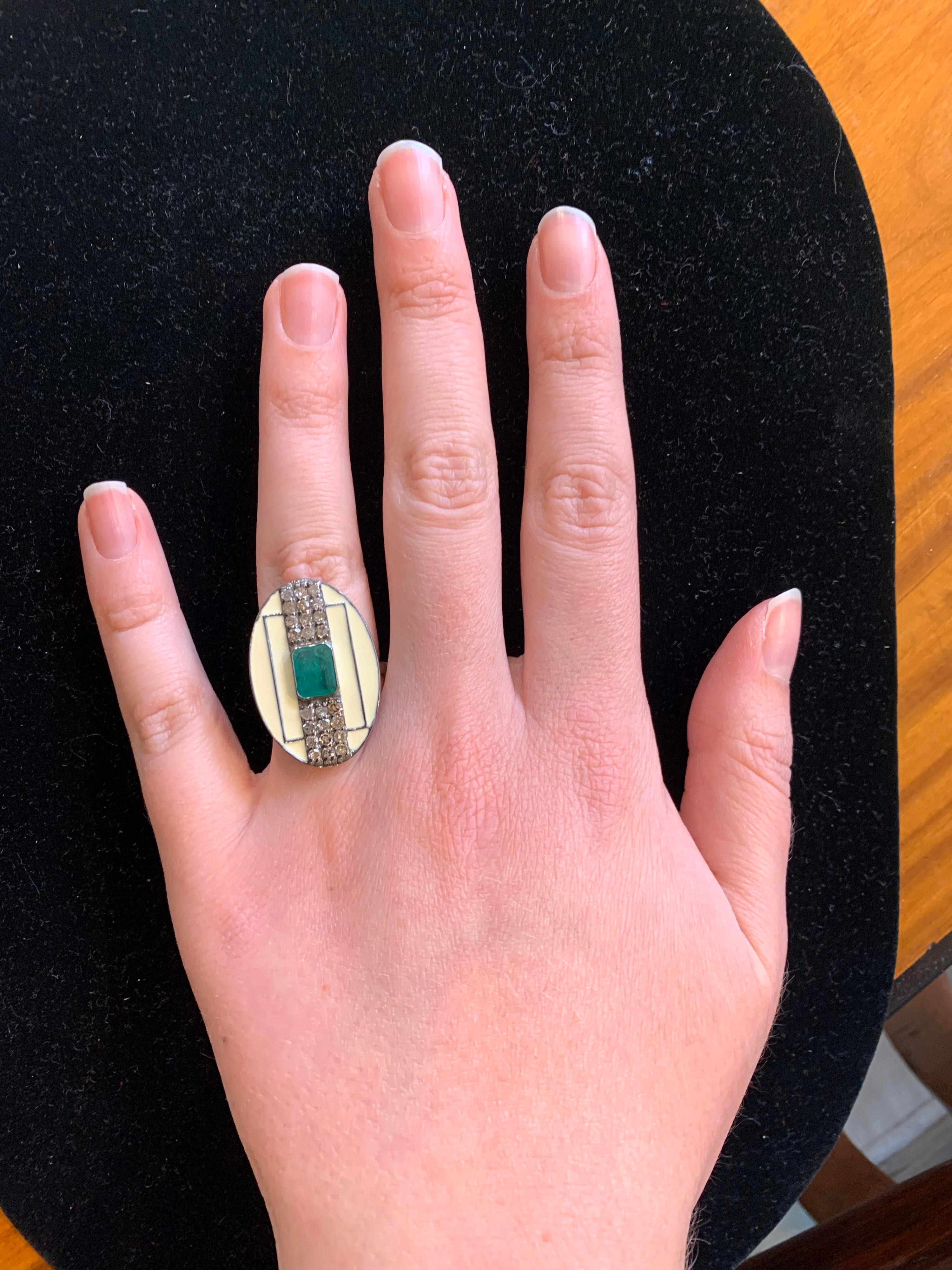 Emerald, Diamond and White Enamel Cocktail Ring For Sale 1