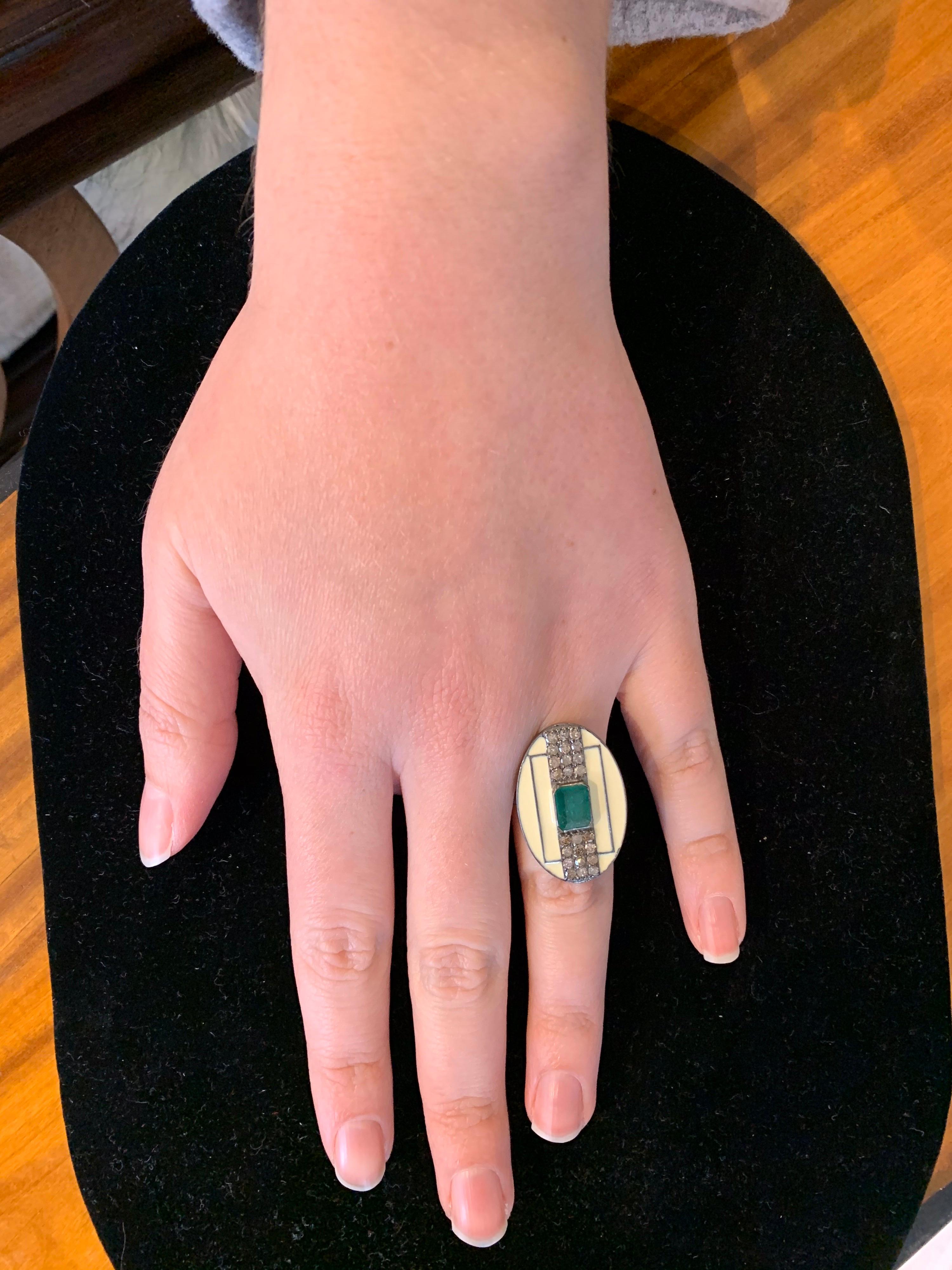 Cocktail-Ring mit Smaragd, Diamant und weißer Emaille im Angebot 2