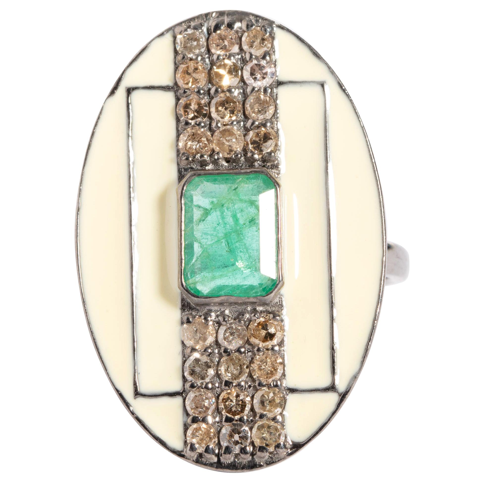 Cocktail-Ring mit Smaragd, Diamant und weißer Emaille im Angebot