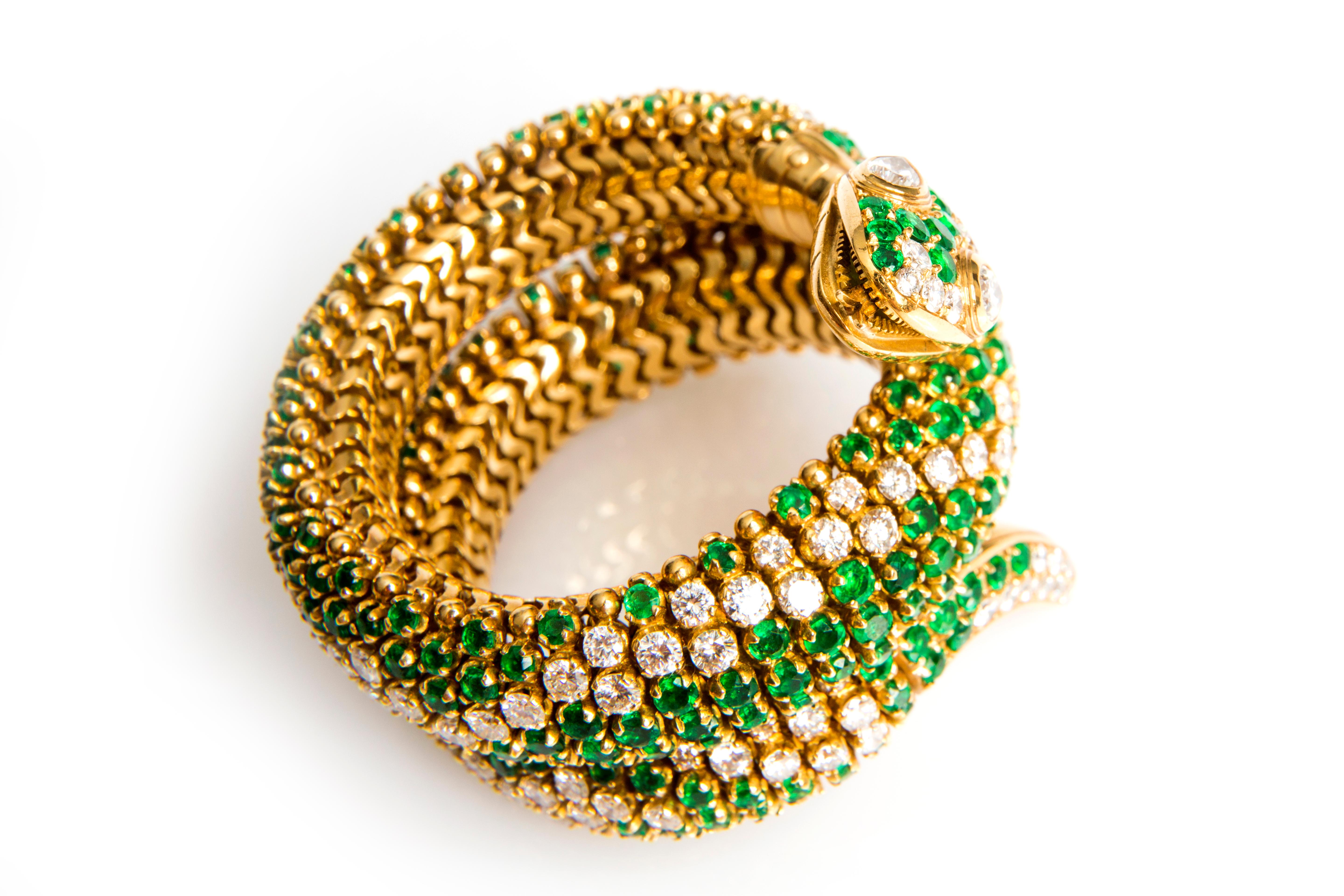 Emerald, Diamond and Yellow Gold Sea Snake Bangle Bracelet In New Condition For Sale In Wiesbaden, DE