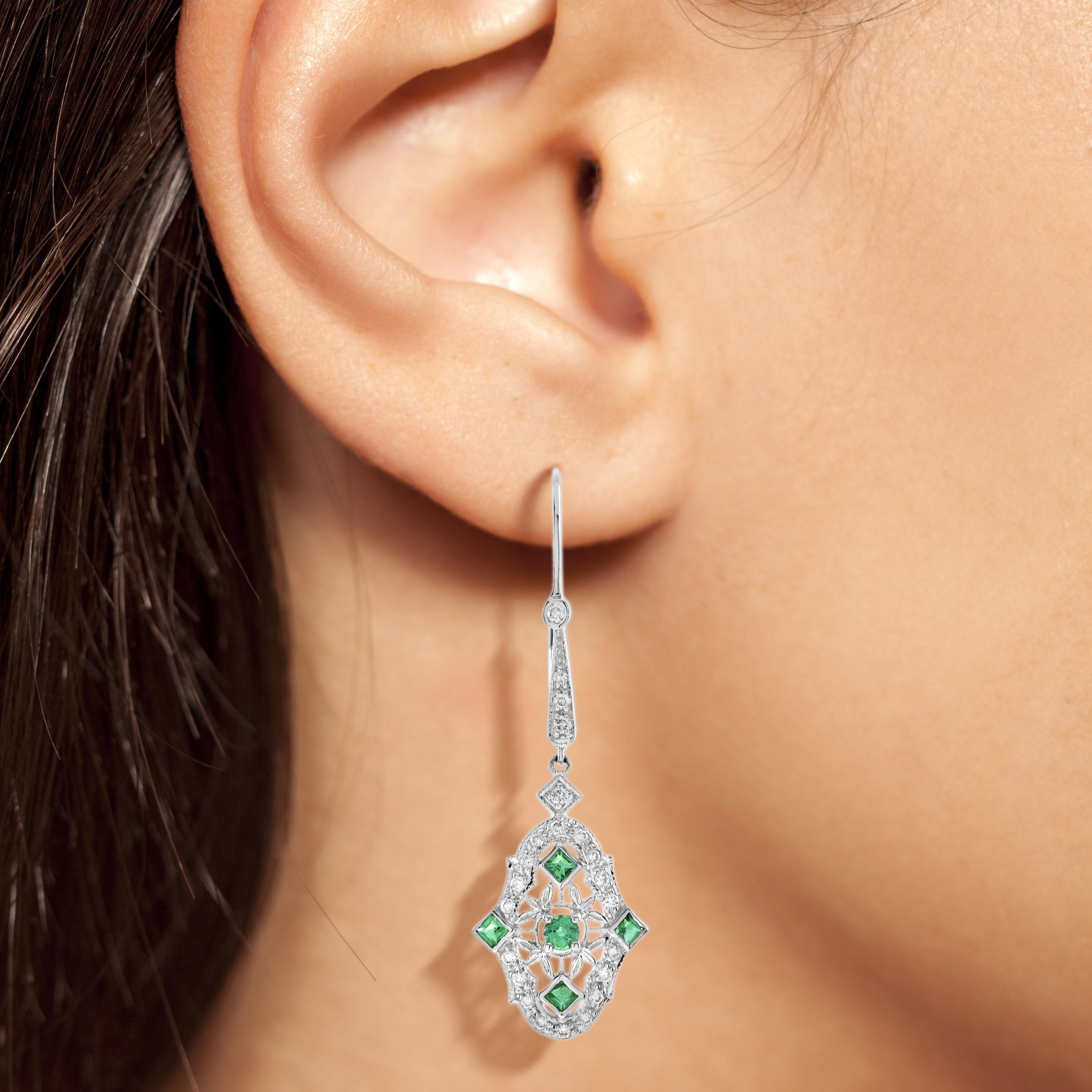 Lo squisito design in filigrana mostra intricati motivi floreali e di foglie, catturando splendidamente l'essenza dell'era Art Deco. Ogni orecchino è caratterizzato da smeraldi scintillanti, sapientemente completati da diamanti scintillanti, creando