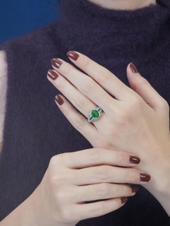 Verlobungsring im Art-Déco-Stil mit Smaragd und Diamanten, gewölbte Krone, aus 18-karätigem Weißgold