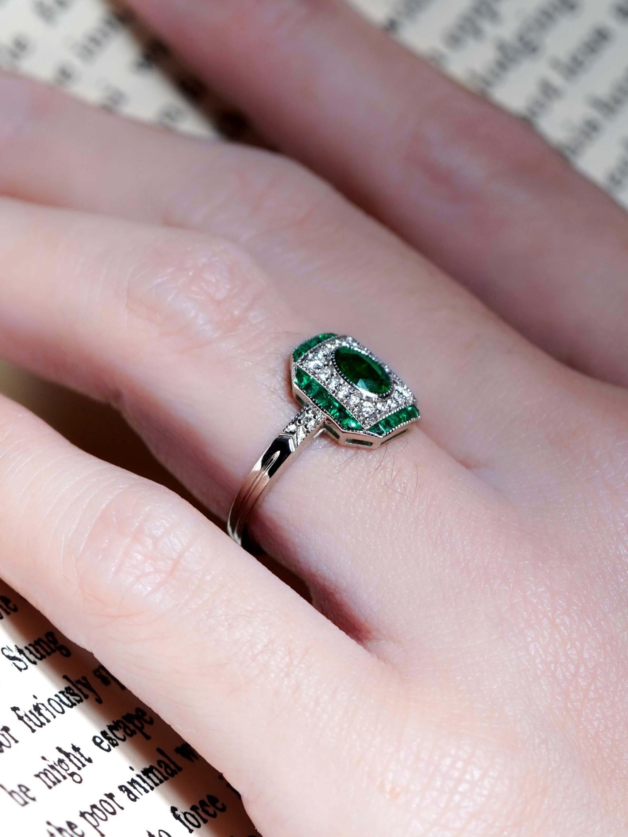 Smaragd-Diamant-Verlobungsring im Art-déco-Stil aus 18 Karat Weißgold (Ovalschliff)