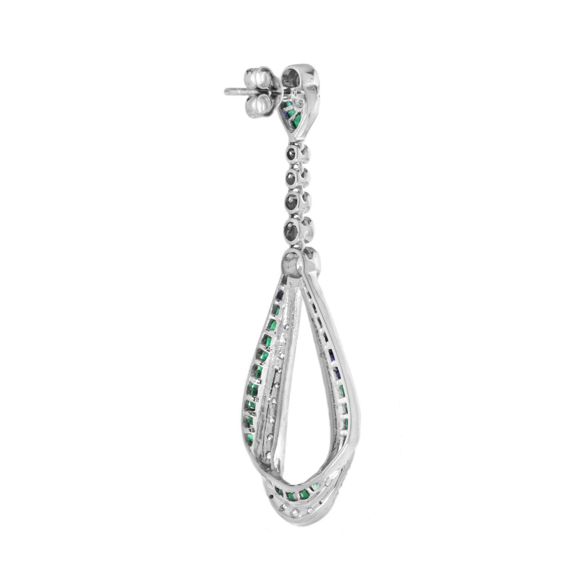 Art déco Boucles d'oreilles en or blanc 14K avec émeraudes et diamants, style Art Déco et goutte de ruban en vente