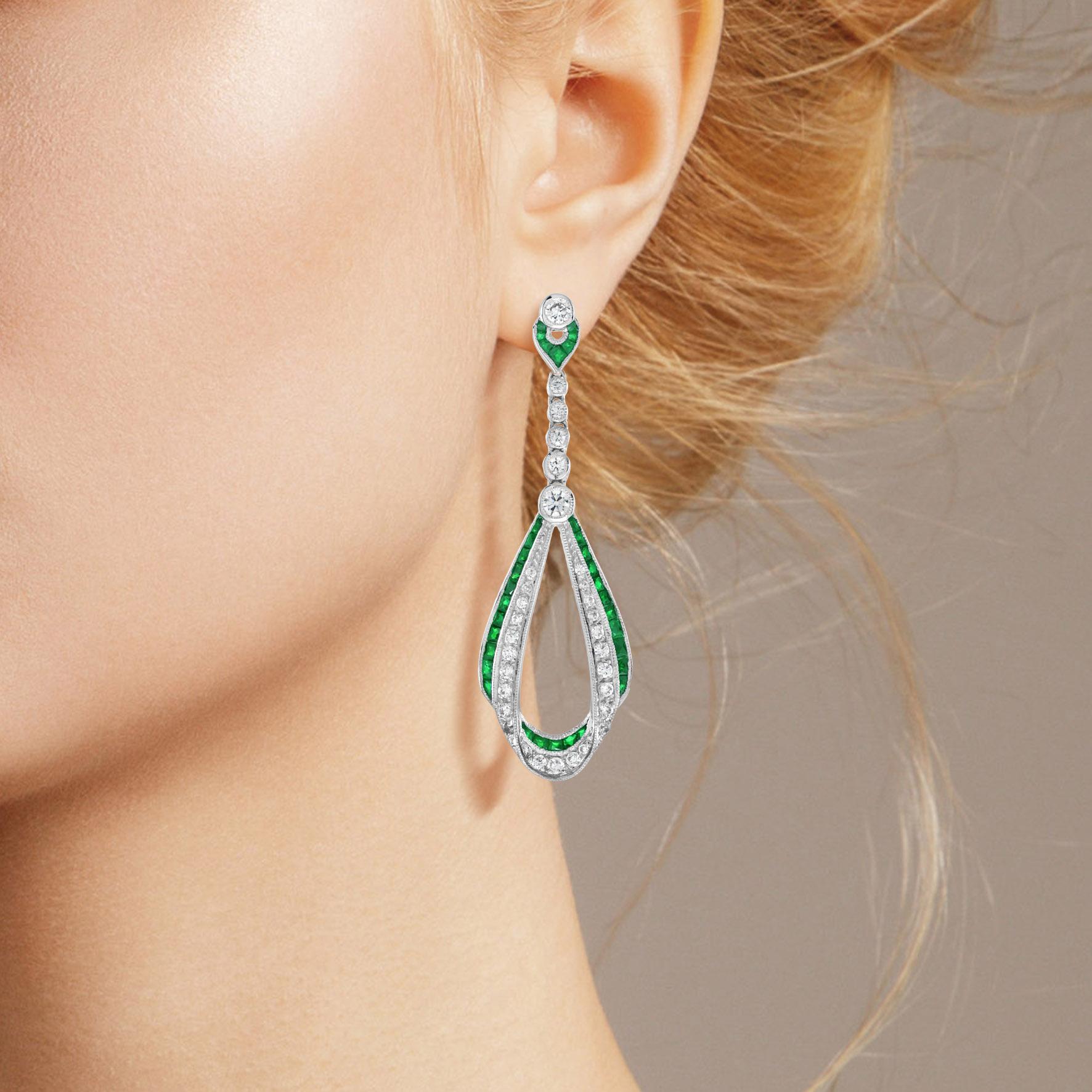 Boucles d'oreilles en or blanc 14K avec émeraudes et diamants, style Art Déco et goutte de ruban Neuf - En vente à Oakton, VA