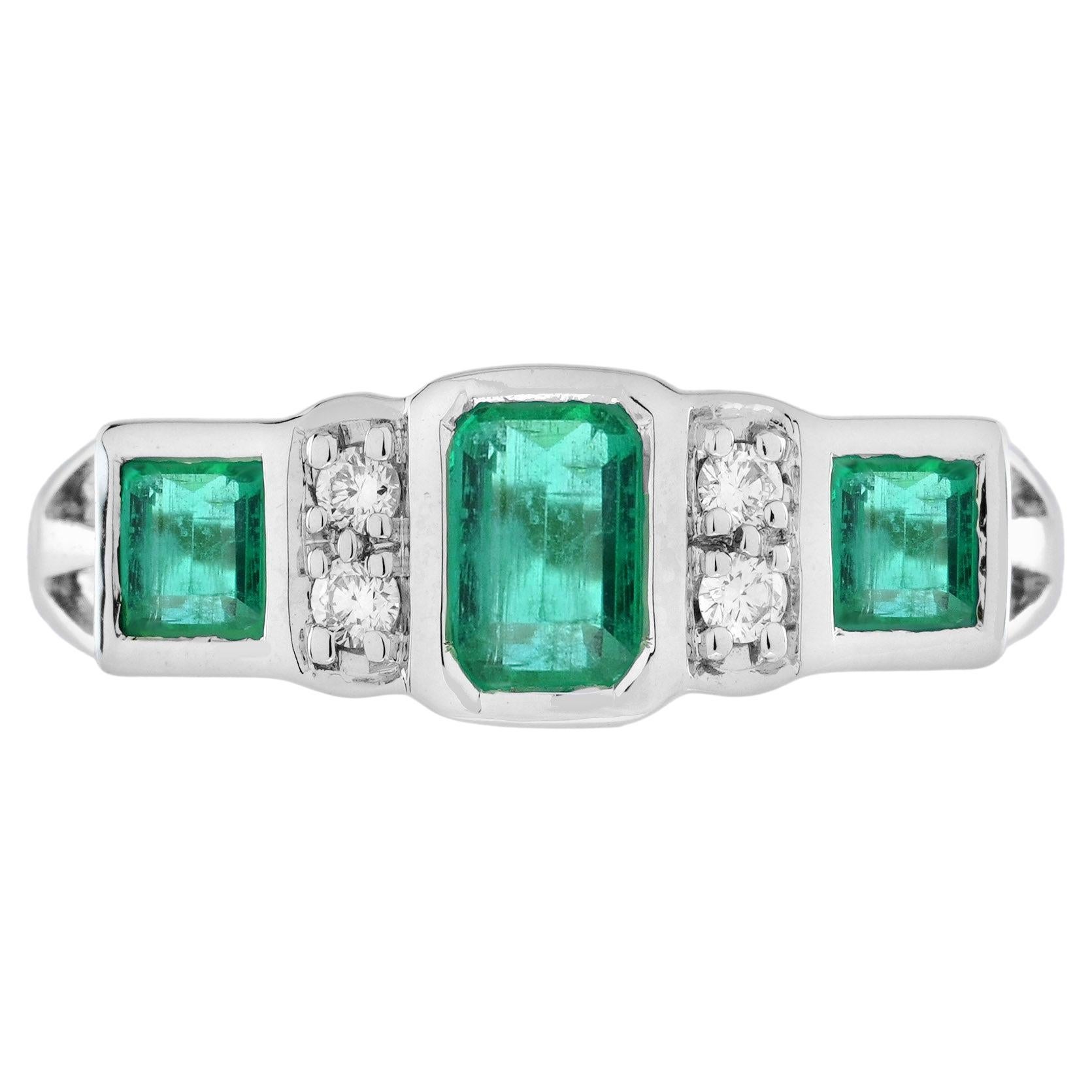 Smaragd & Diamant Art Deco Stil Drei Stone 14K Weißgold Ring im Angebot