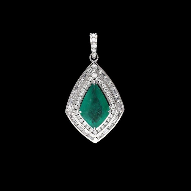 Halskette mit Smaragd-Diamant- Baguette-Anhänger aus 18 Karat Weißgold, Smaragd-Anhänger aus Gold im Zustand „Neu“ im Angebot in jaipur, IN