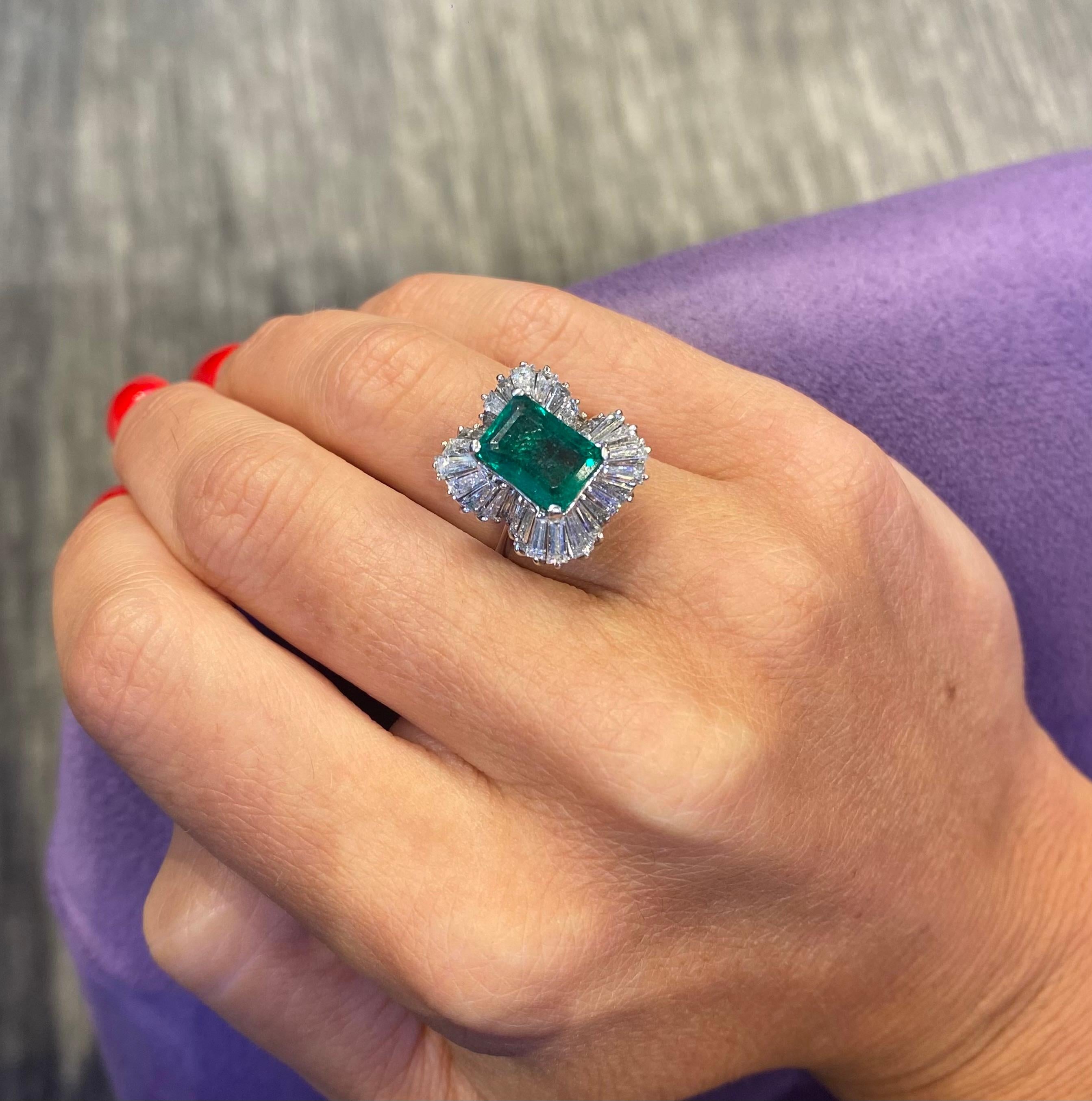 Emerald & Diamond Ballerina Ring In Excellent Condition For Sale In New York, NY