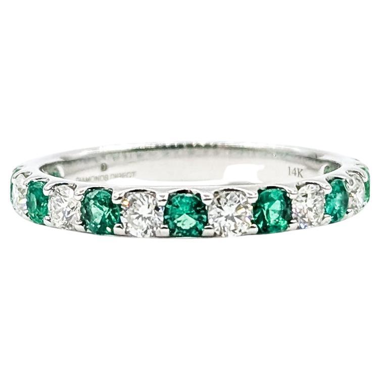 Bague en or blanc 14k avec émeraude et diamant en vente