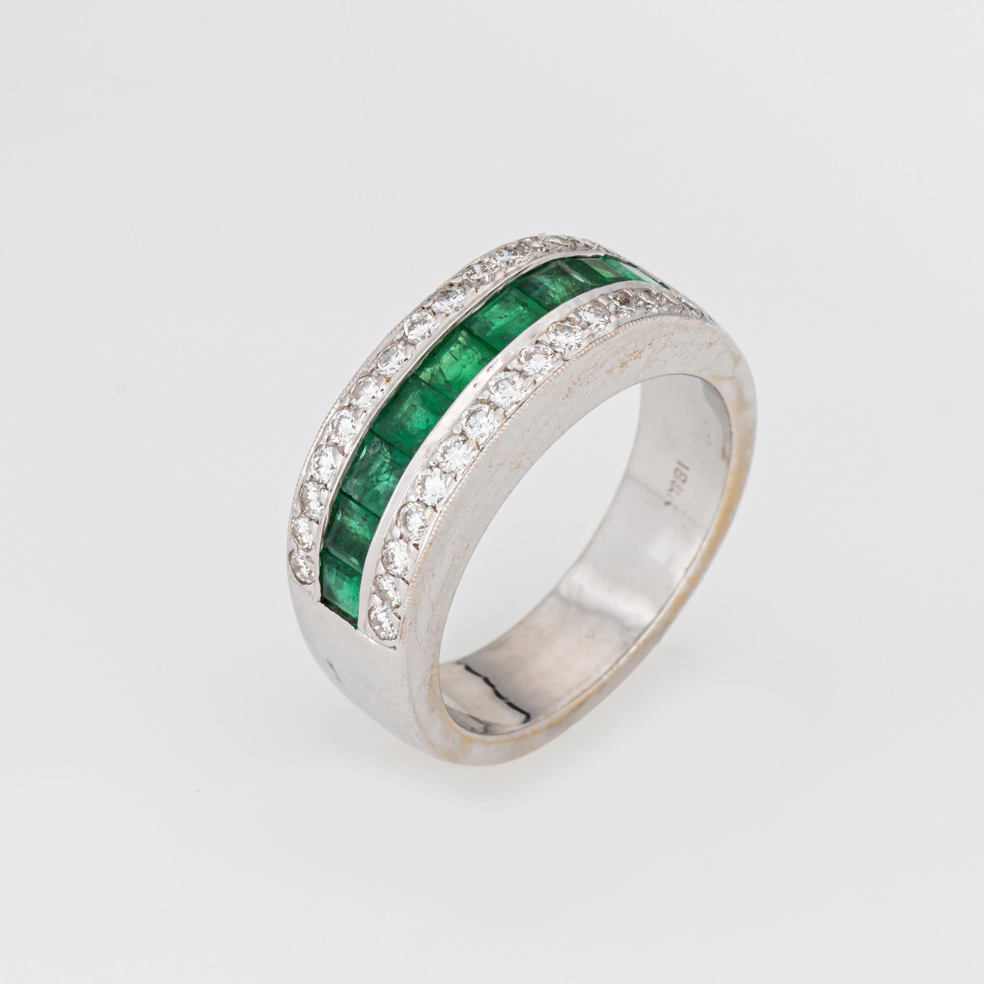 Stilvolles Band mit Smaragden und Diamanten (ca. 1980er Jahre) aus 18 Karat Weißgold. 

Die Diamanten haben insgesamt schätzungsweise 0,30 Karat (geschätzte Farbe H-I und Reinheit VS2-SI2). Smaragde mit quadratischem Schliff messen jeweils ca. 2 mm.