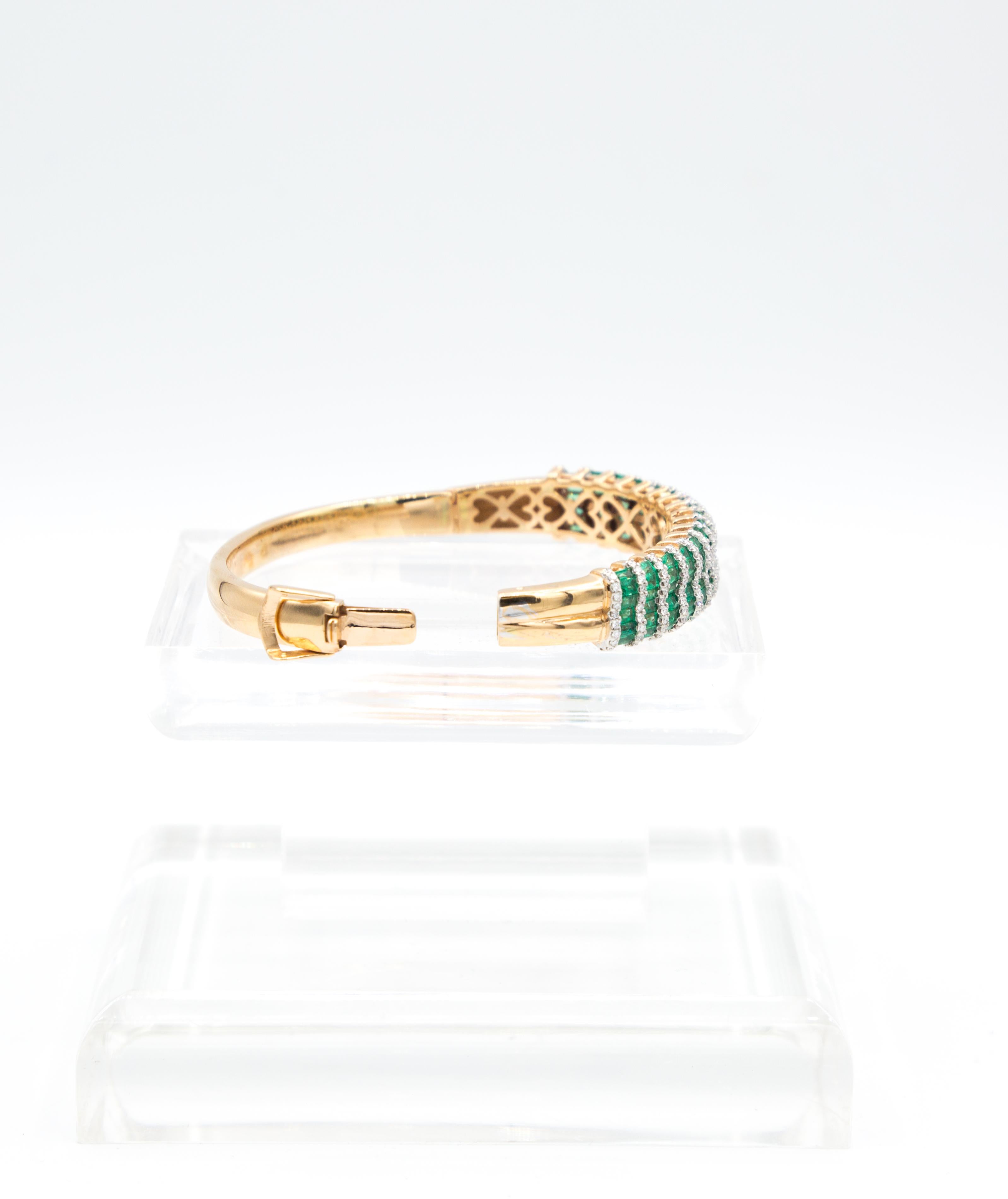 18 k yellow gold
5,85 ct emerald
1,30 ct diamond
inside wide 57 mm
inside height 50 mm

on the top 12 mm
under side 5 mm

36,13 gram

This bangle will dress you up
it is not easy to find a nice emerald bangle